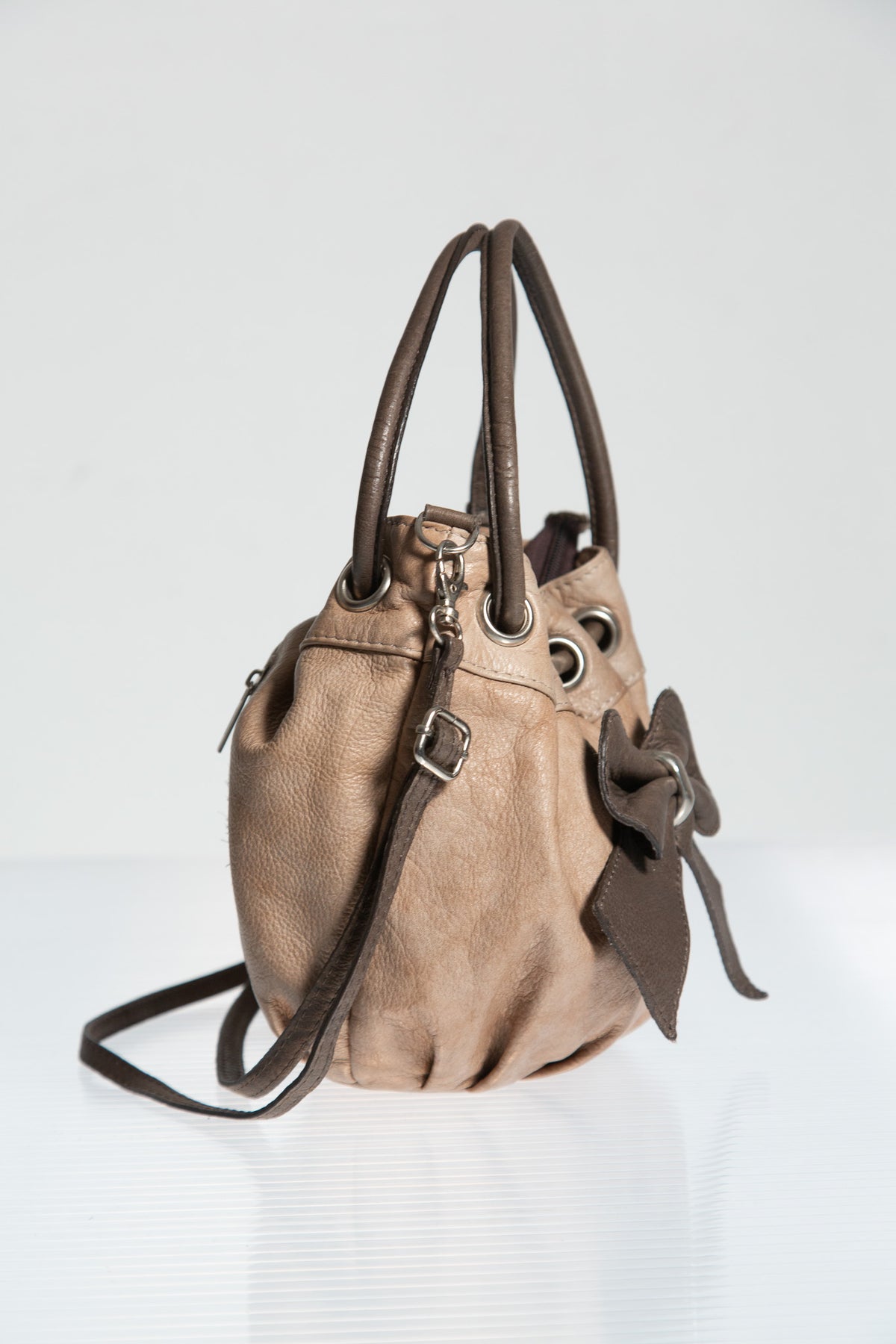 TAUPE LEATHER BOW BUCKET BAG
