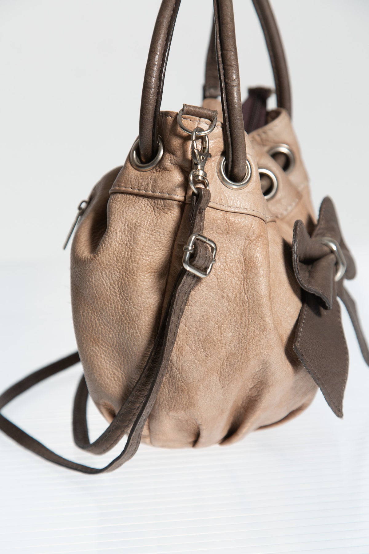 TAUPE LEATHER BOW BUCKET BAG