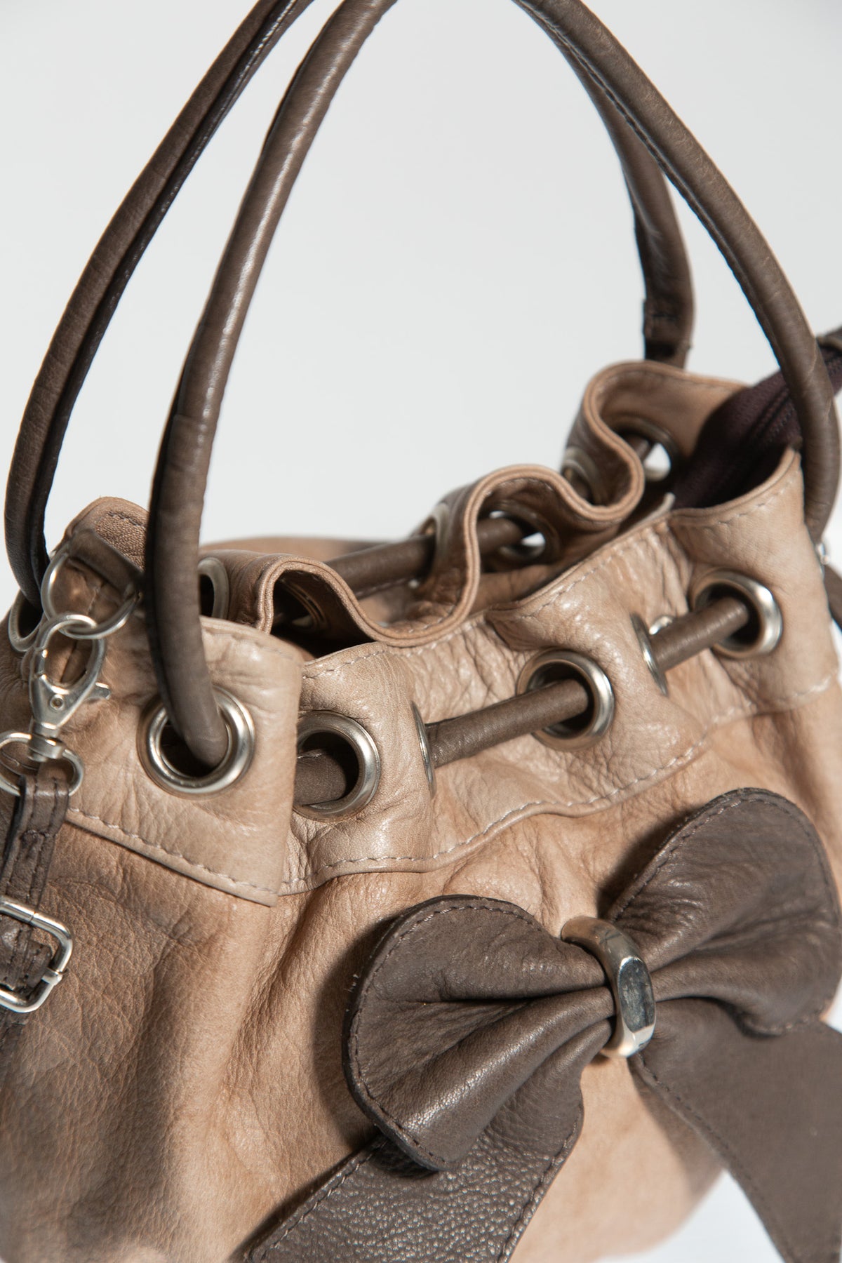 TAUPE LEATHER BOW BUCKET BAG