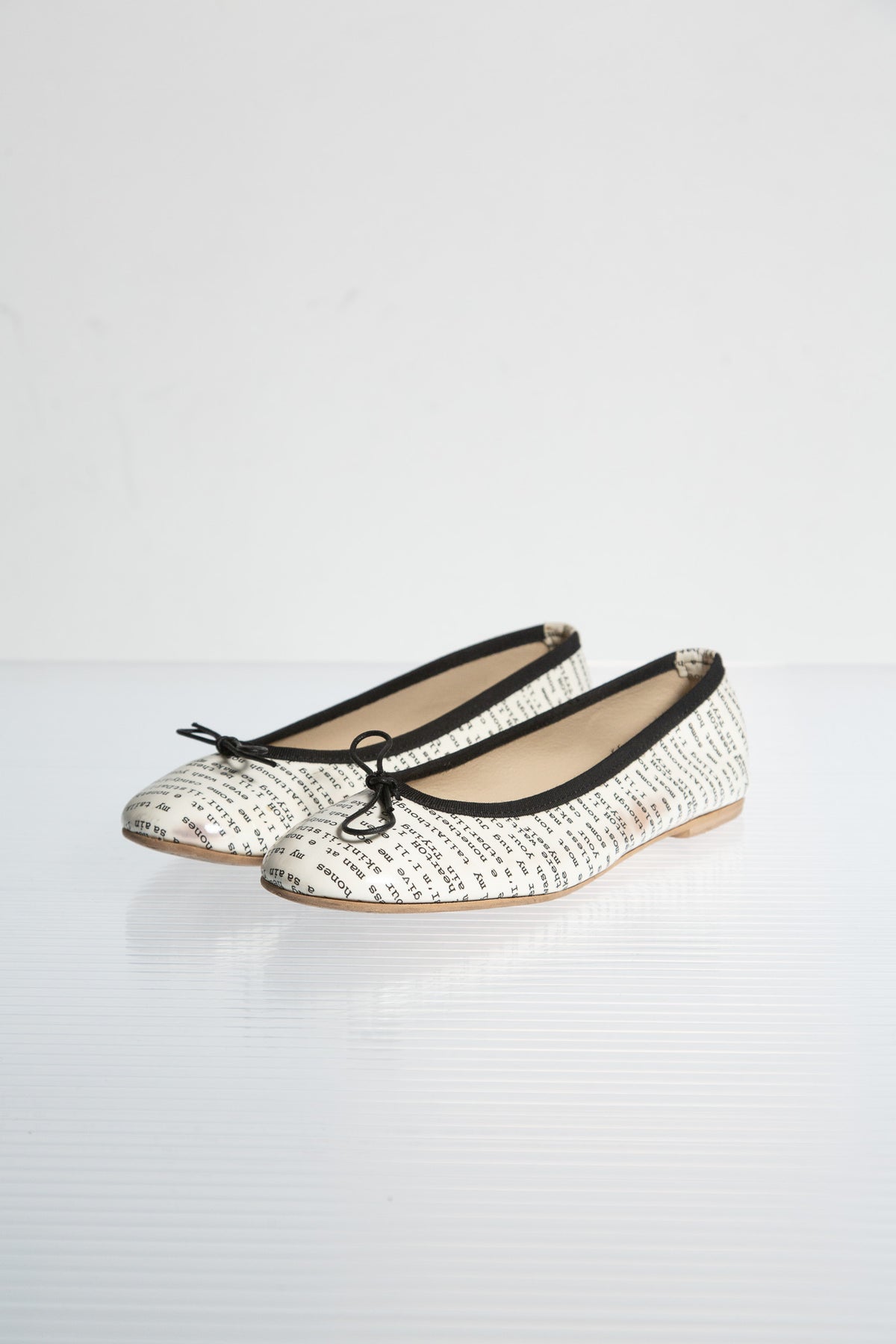 TEXT PRINT BALLET FLATS