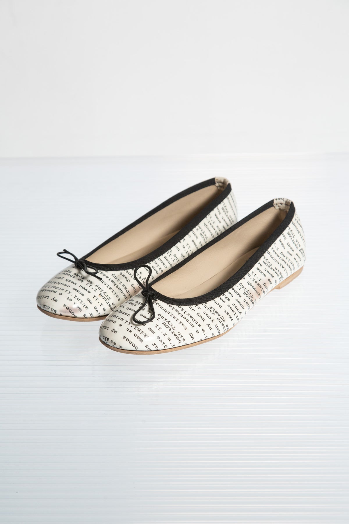 TEXT PRINT BALLET FLATS