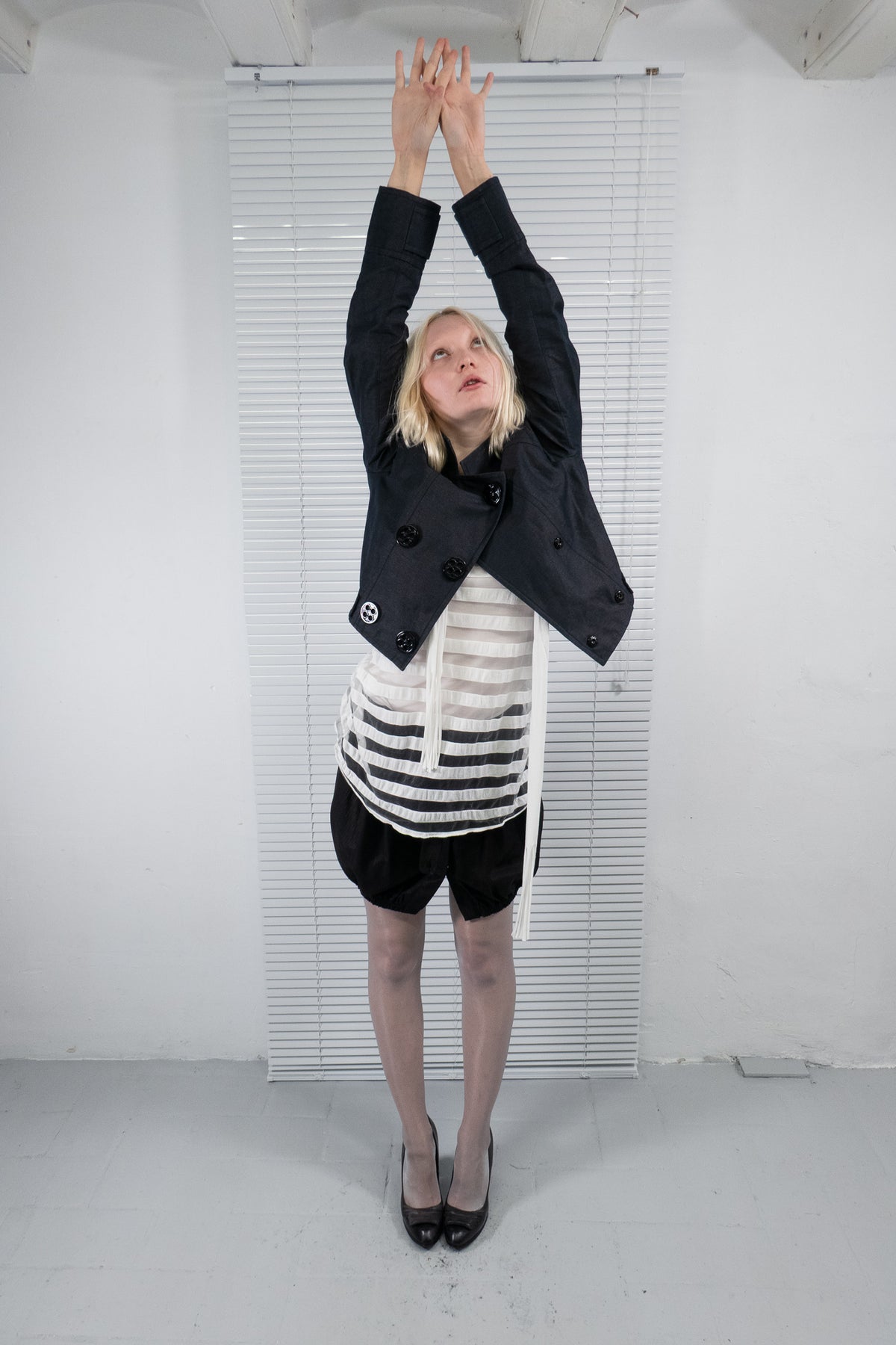 WHITE TEXTURED DOUBLE TOP WITH FRINGED SCARF