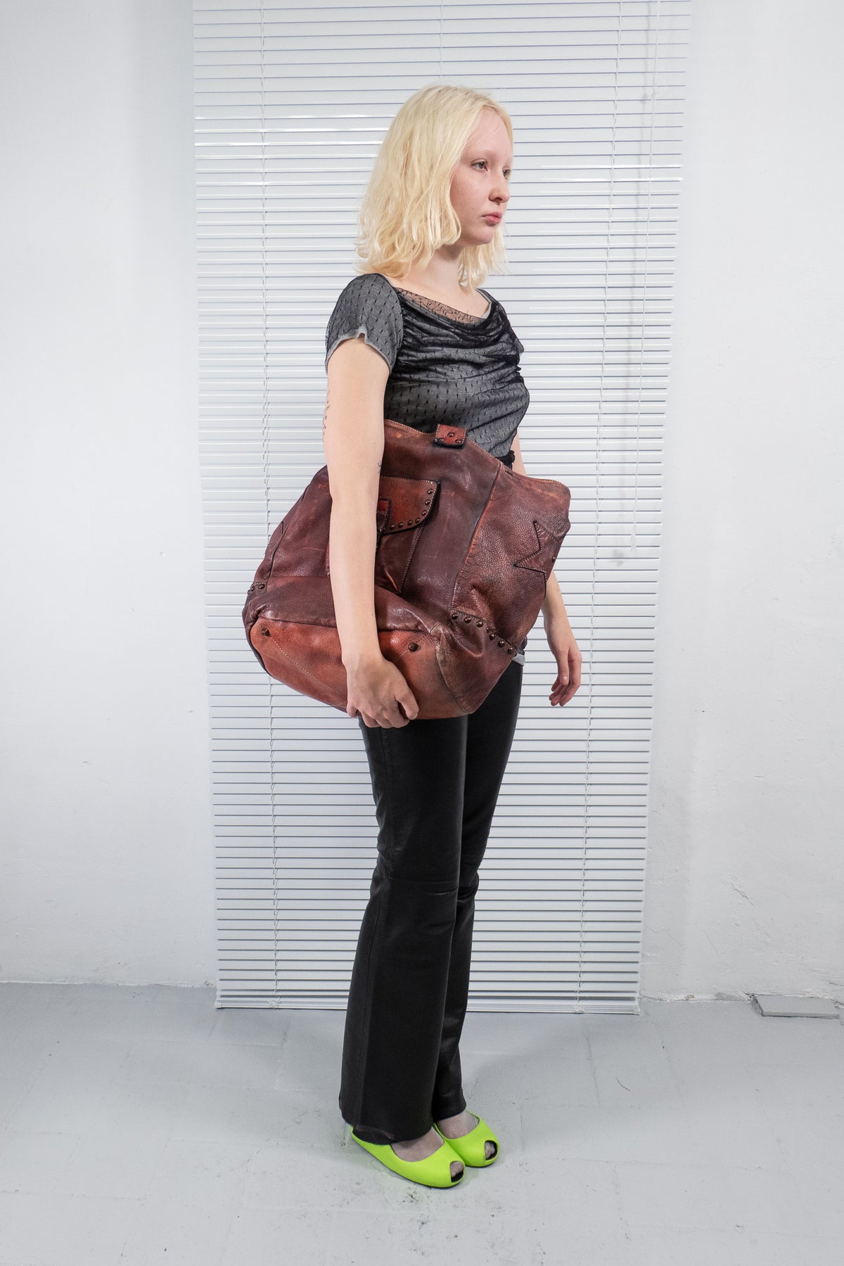 BURGUNDY DISTRESSED LEATHER STAR STUDDED TOTE BAG