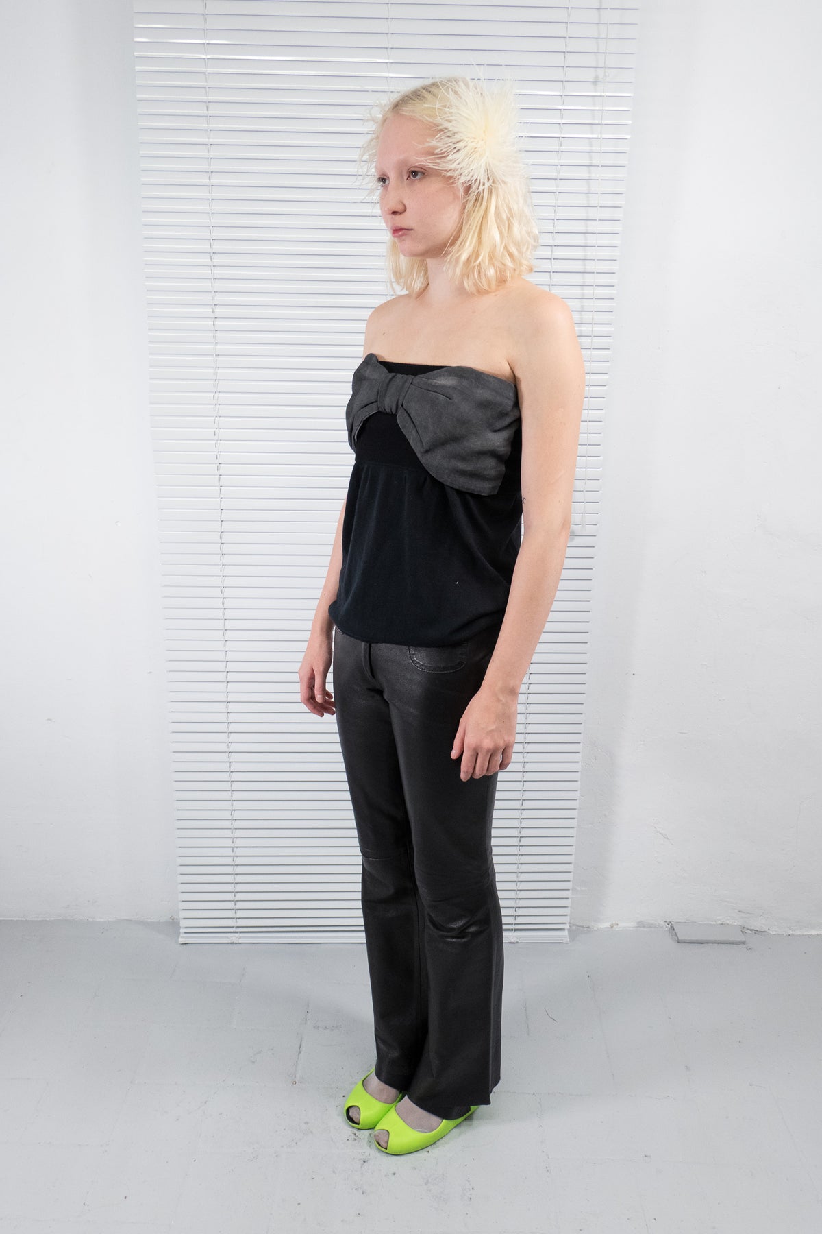OVERSIZED BOW STRAPLESS TOP