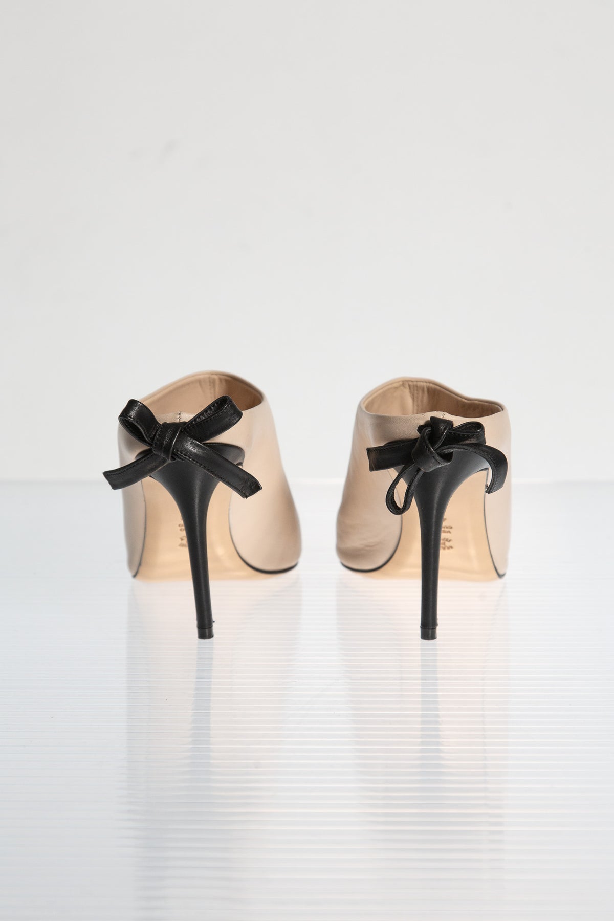 TWO-TONE LEATHER BOW MULES