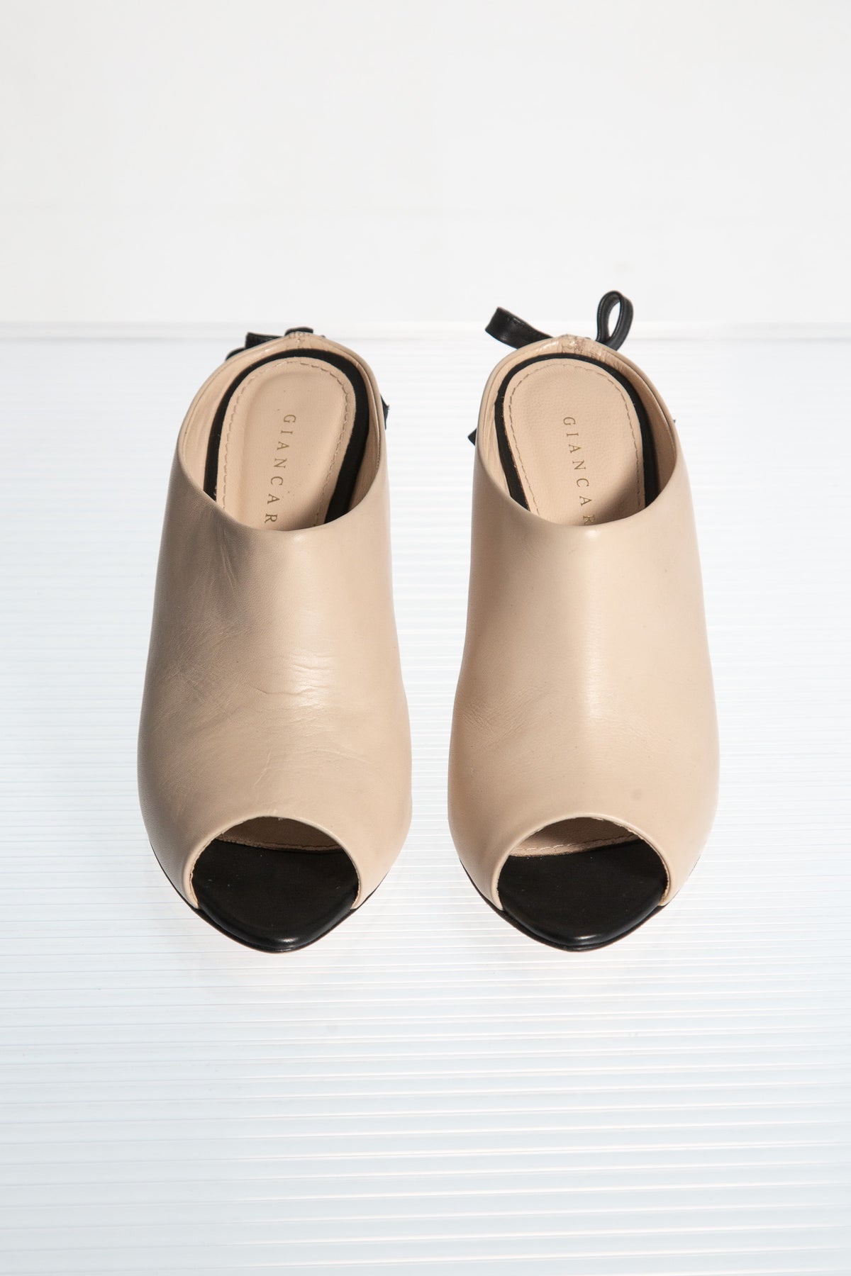 TWO-TONE LEATHER BOW MULES