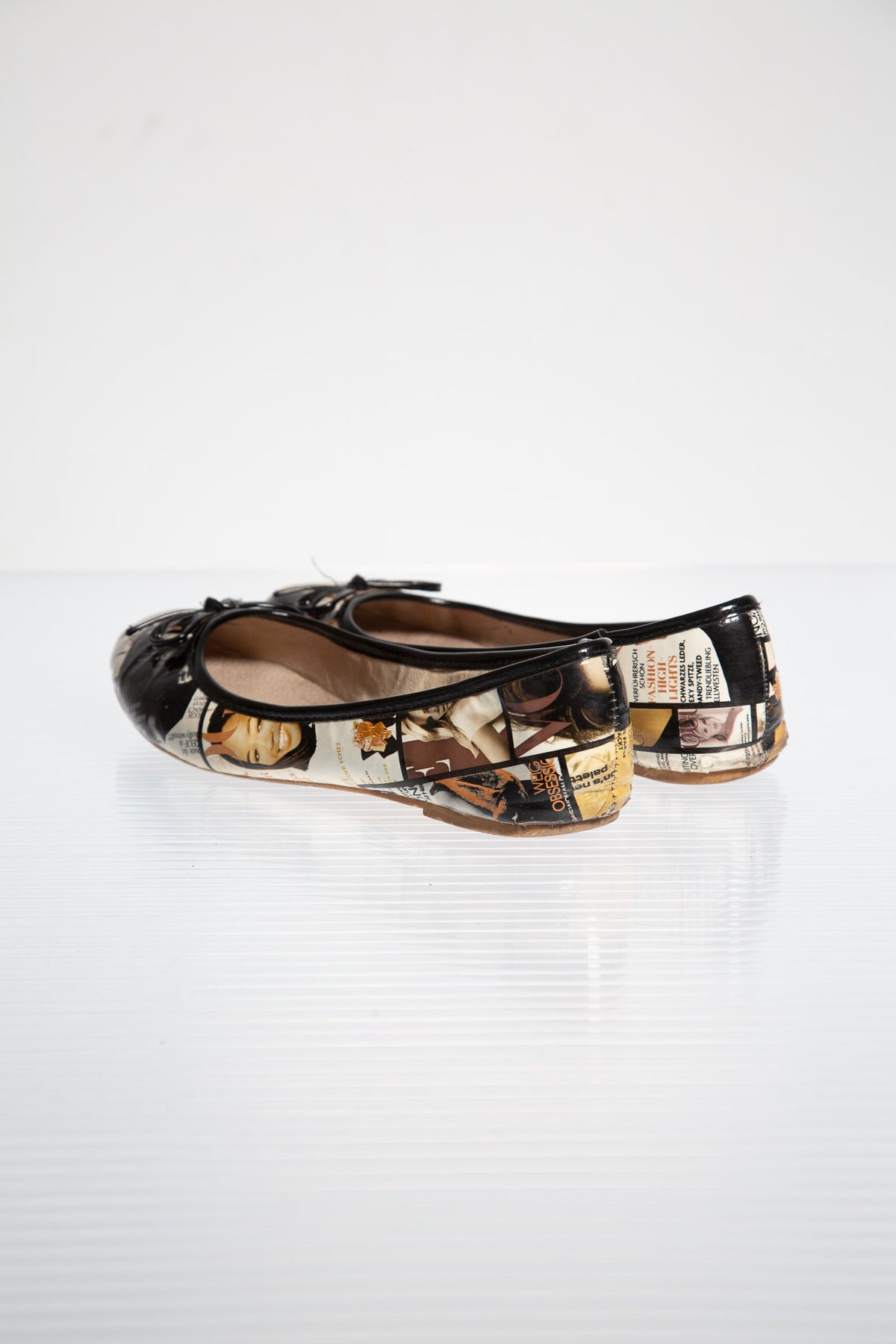 MAGAZINE PRINT LEATHER BALLET FLATS