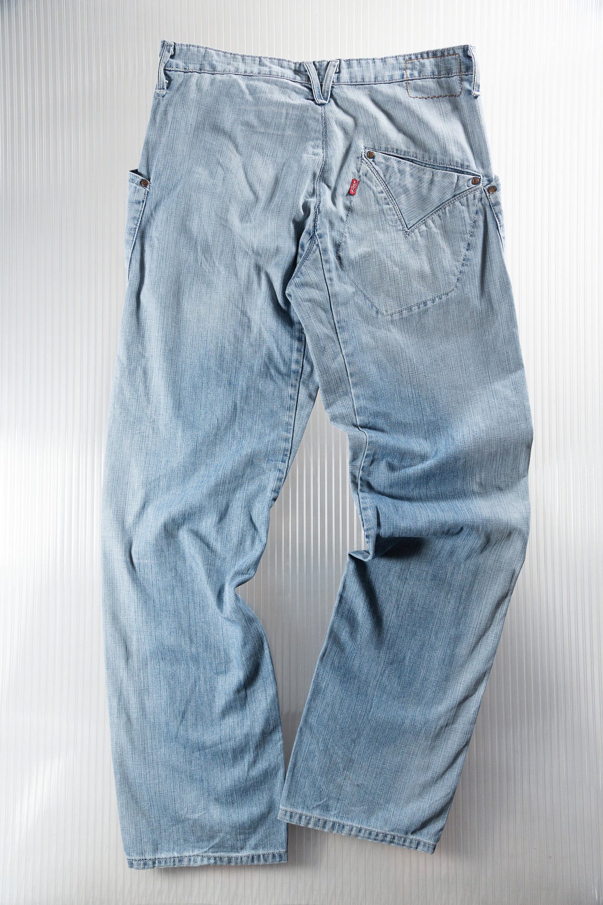 LEVI’S ENGINEERED LIGHT WASH DENIM