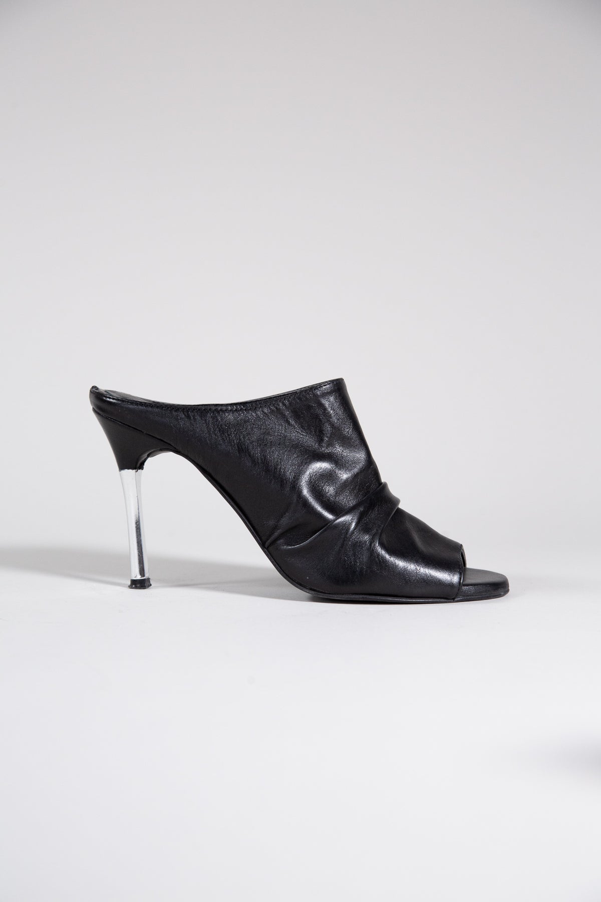 BLACK LEATHER SILVER SLEEK HEELS