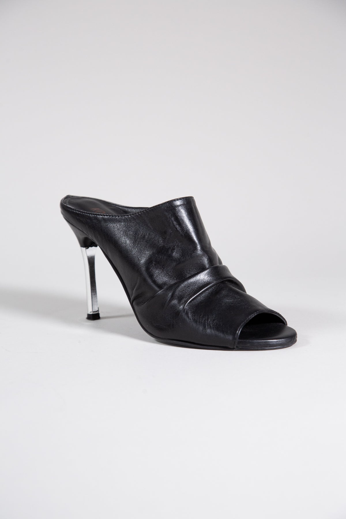 BLACK LEATHER SILVER SLEEK HEELS