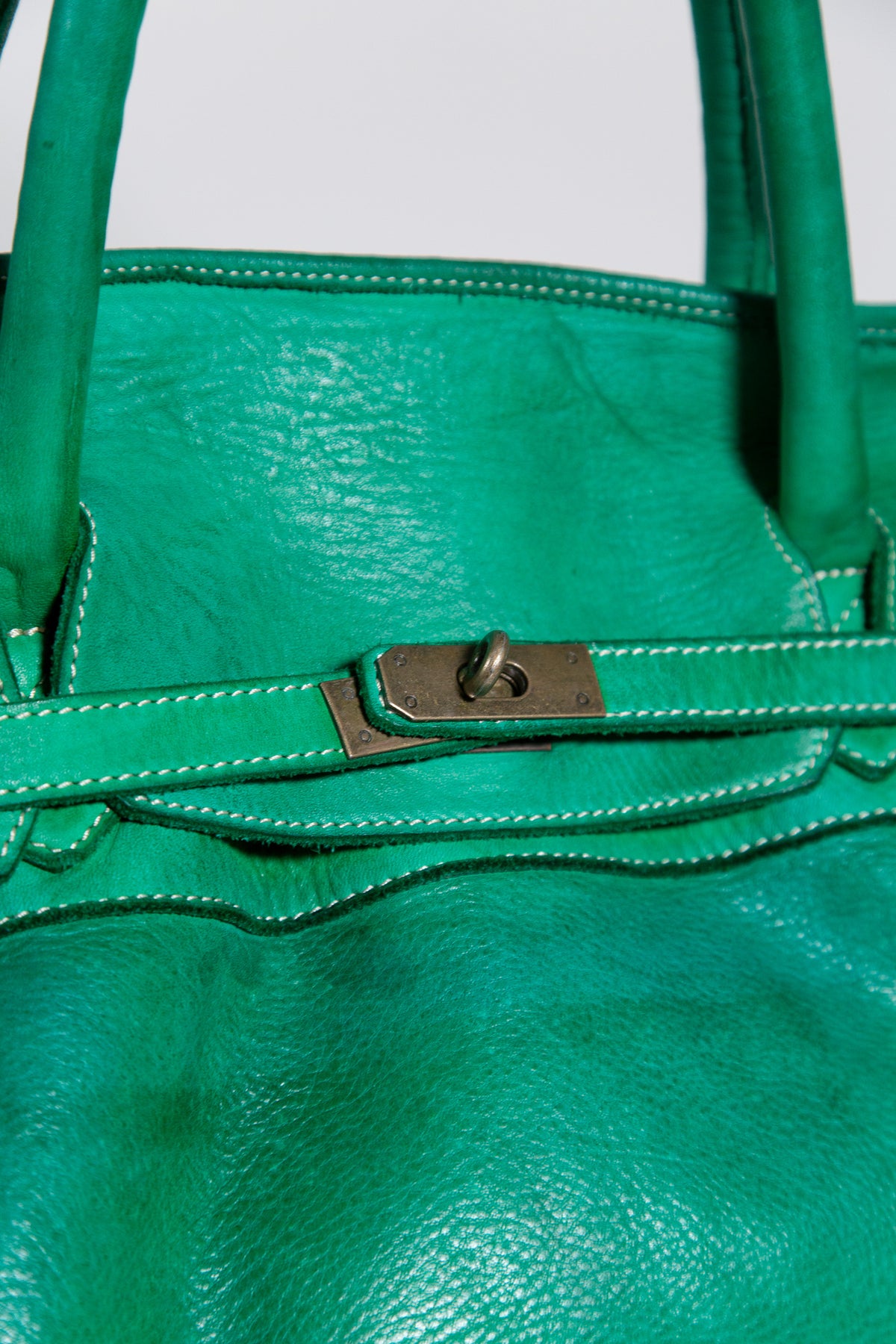 EMERALD GREEN LEATHER BUCKLE TRAVEL BAG