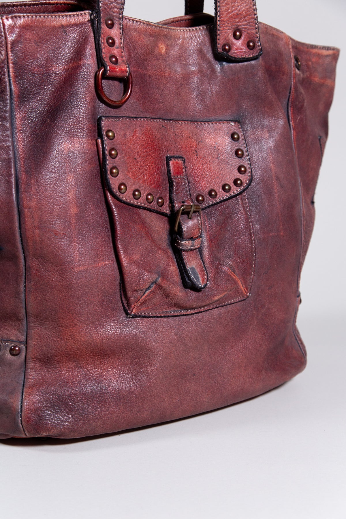 BURGUNDY DISTRESSED LEATHER STAR STUDDED TOTE BAG
