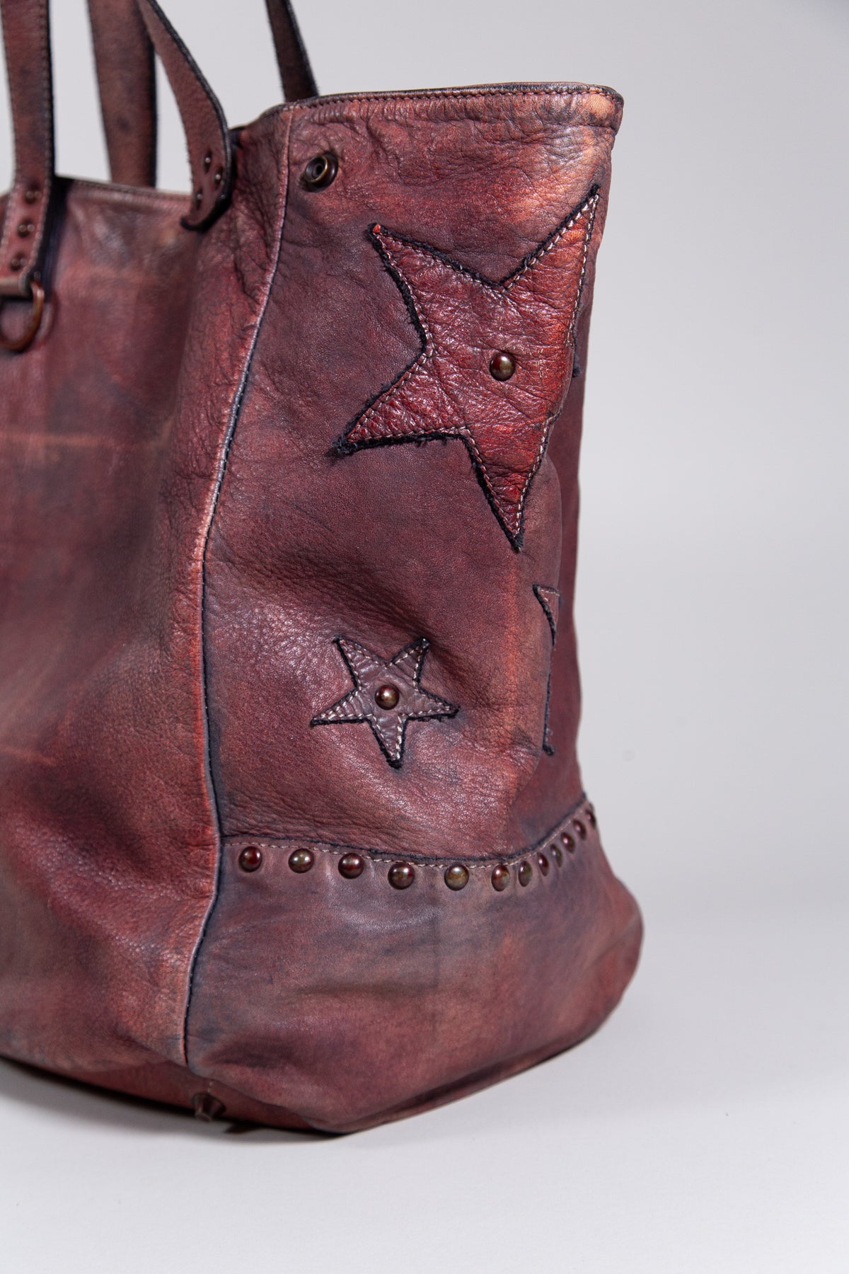 BURGUNDY DISTRESSED LEATHER STAR STUDDED TOTE BAG