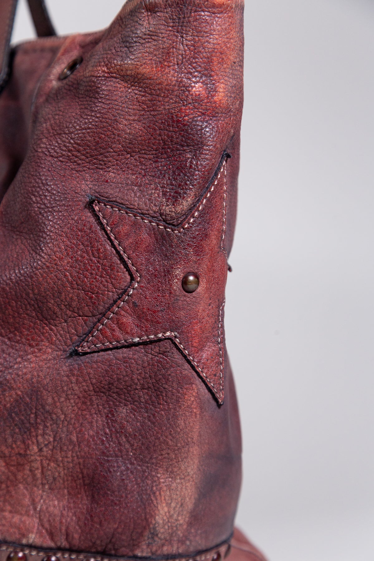BURGUNDY DISTRESSED LEATHER STAR STUDDED TOTE BAG
