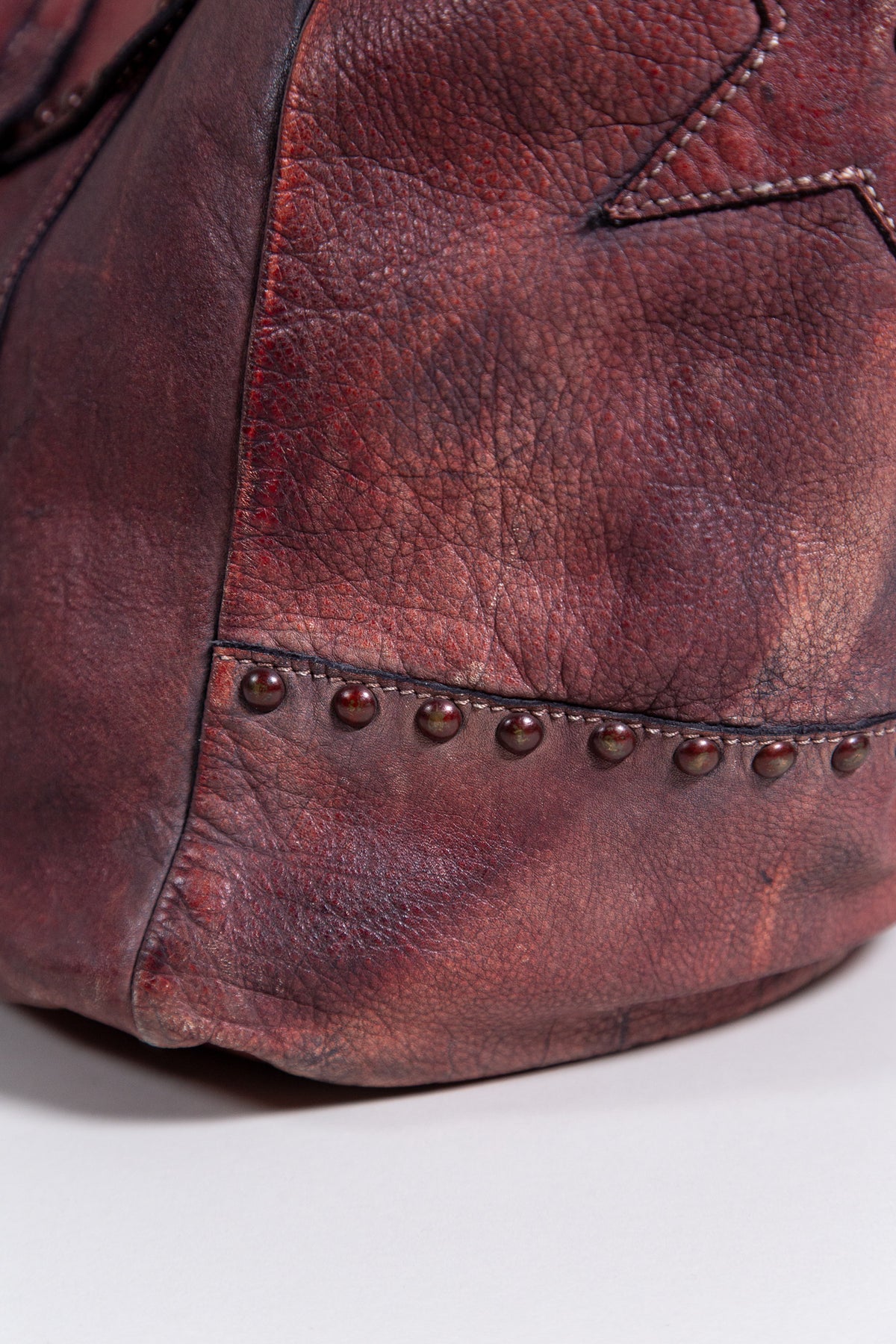 BURGUNDY DISTRESSED LEATHER STAR STUDDED TOTE BAG