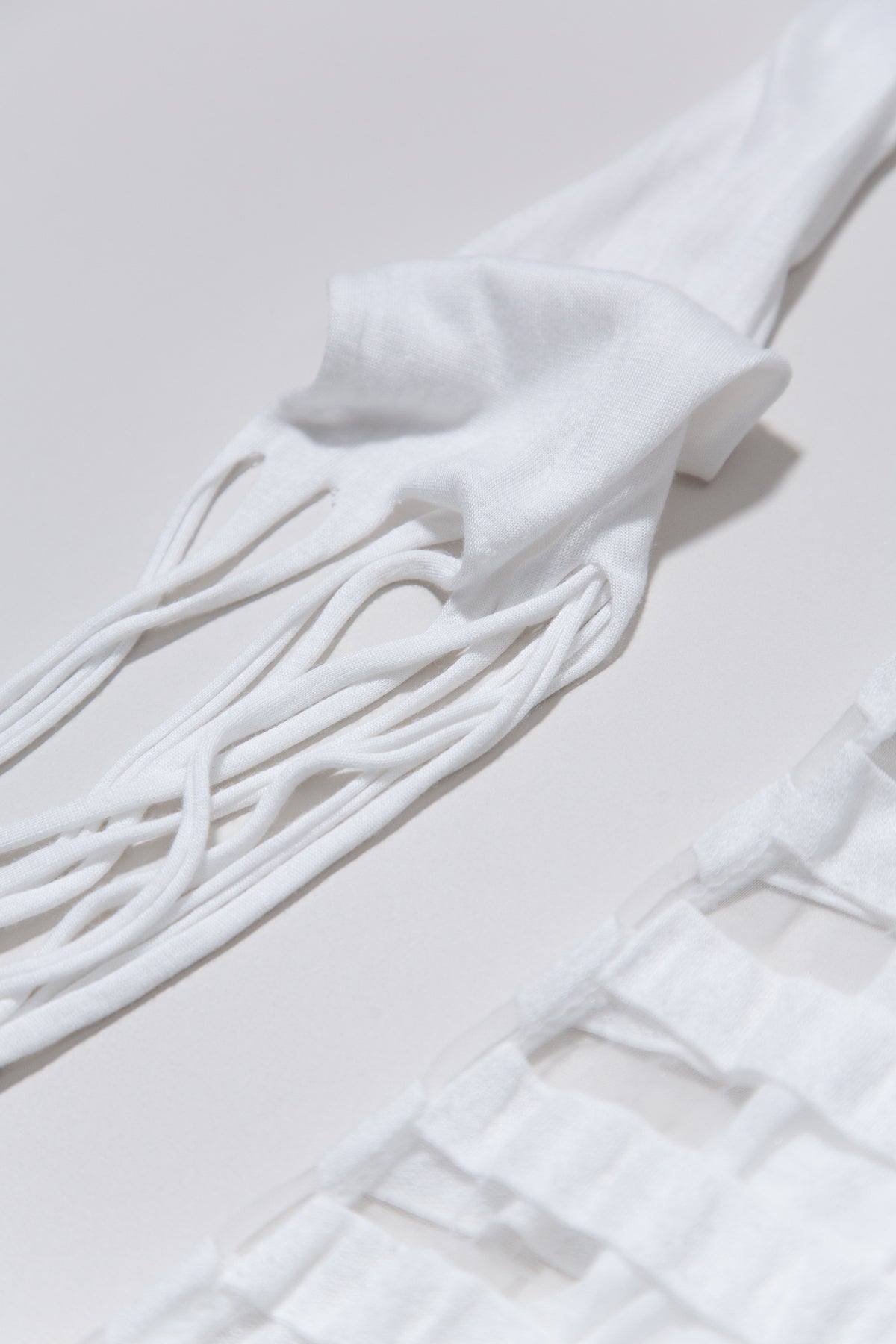 WHITE TEXTURED DOUBLE TOP WITH FRINGED SCARF