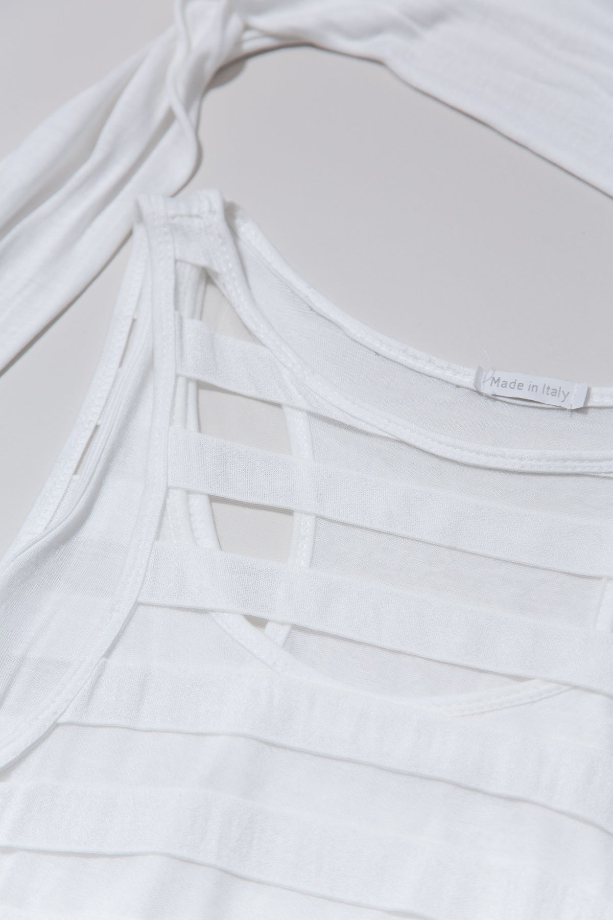 WHITE TEXTURED DOUBLE TOP WITH FRINGED SCARF