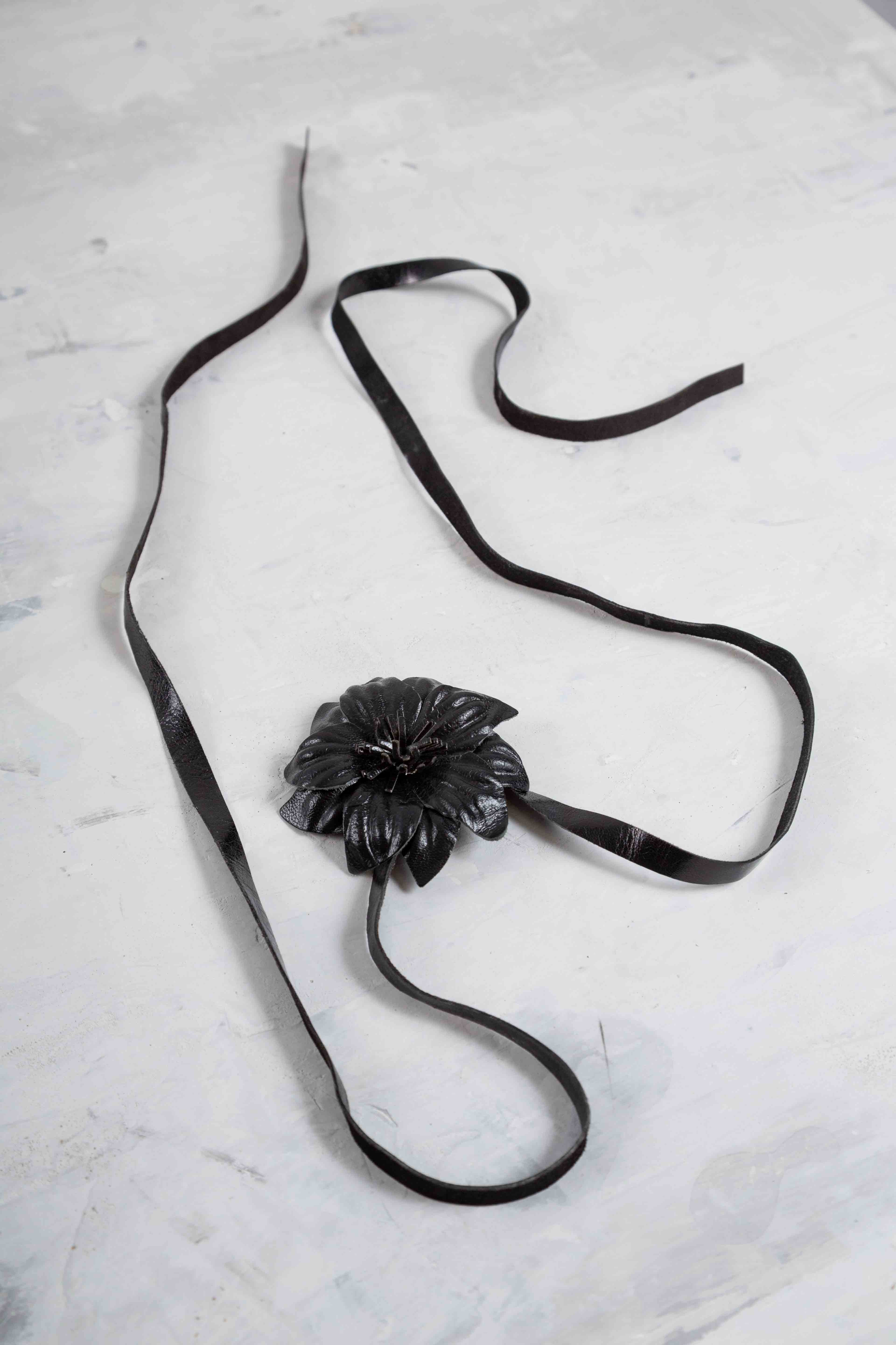 LEATHER FLOWER CHOCKER