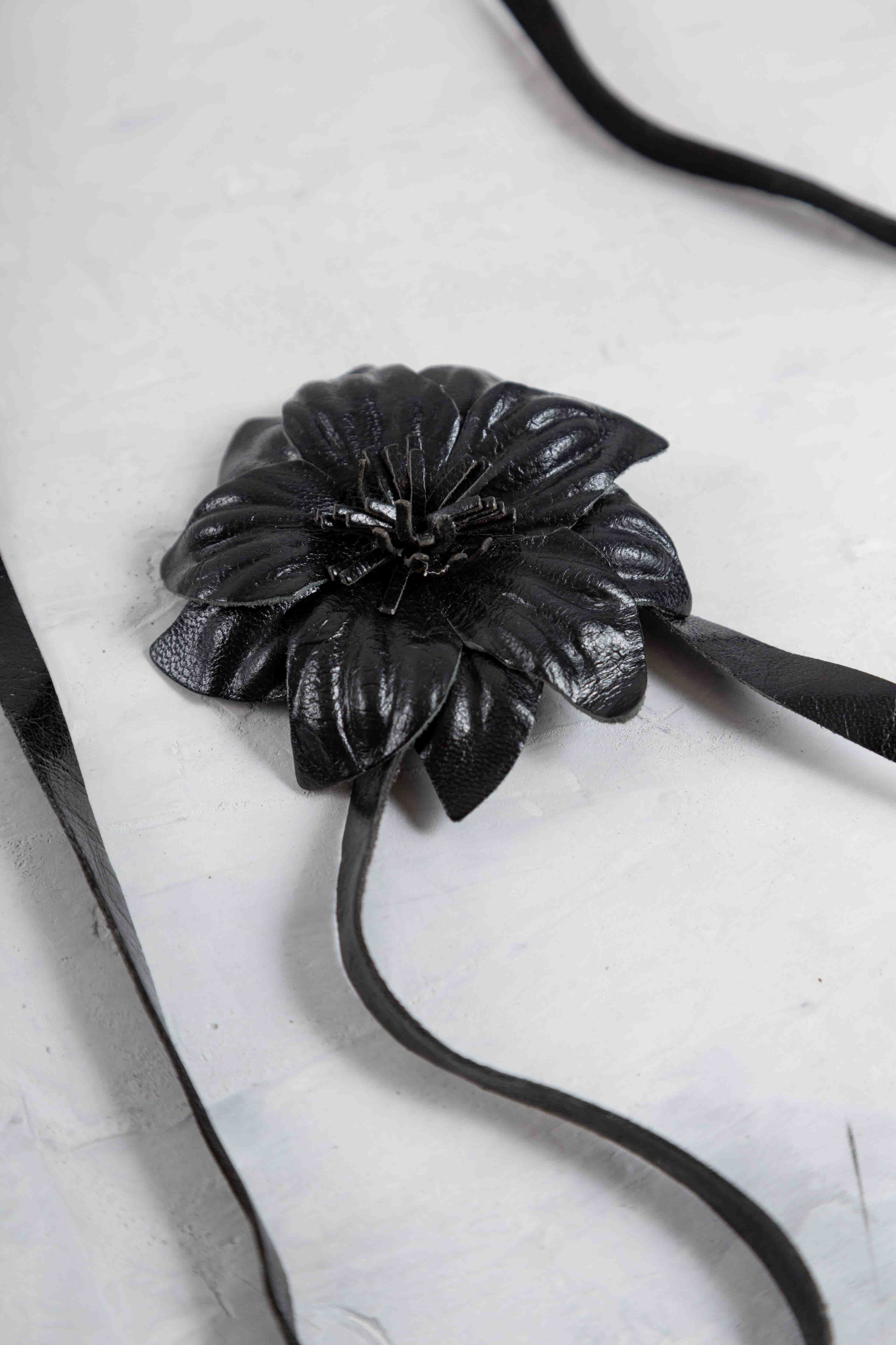 LEATHER FLOWER CHOCKER