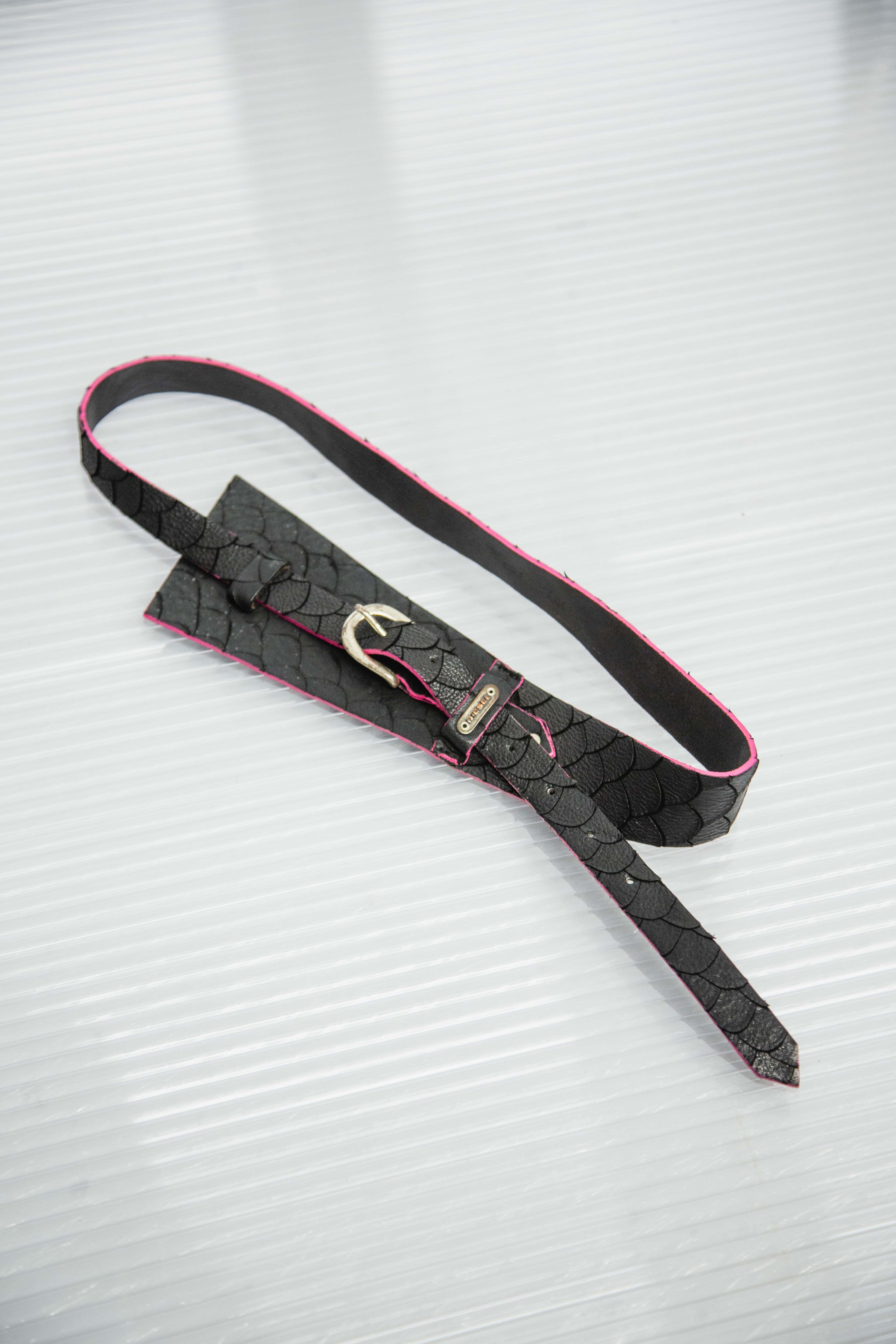 FISH SCALE PINK BLACK LEATHER BELT