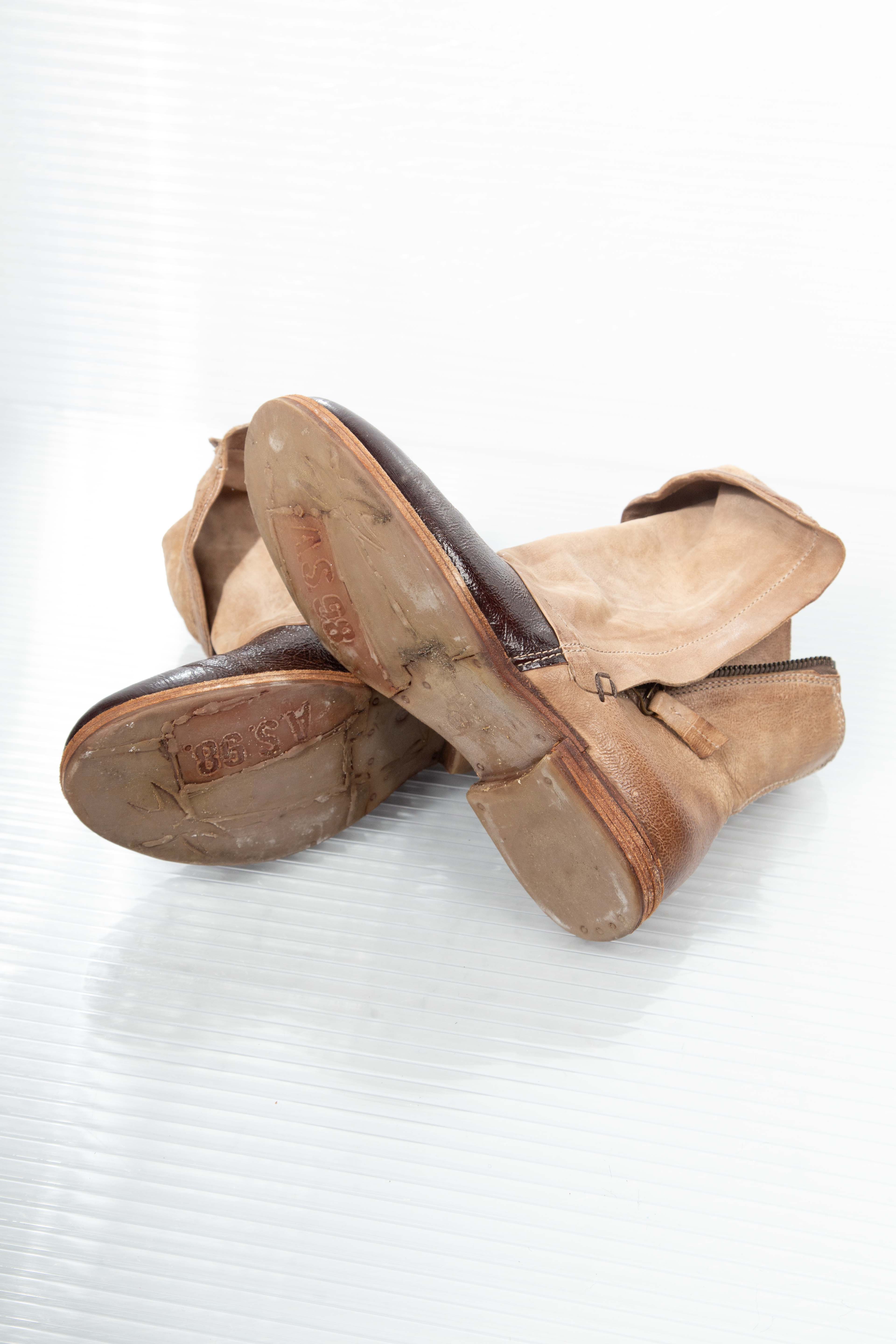 SOFT LEATHER ZIPPED BOOTS