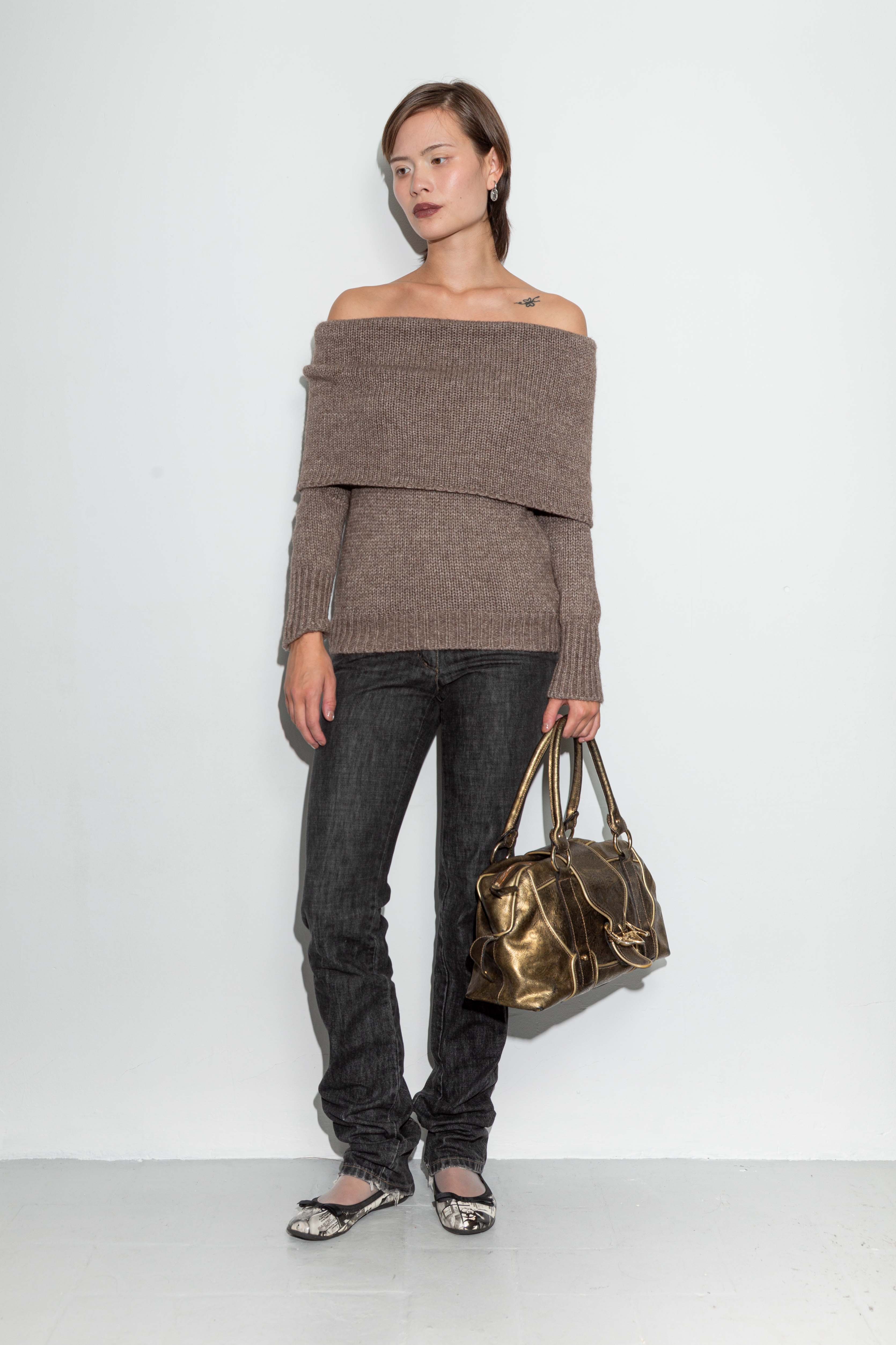 BROWN OFF SHOULDER KNITTED SWEATER