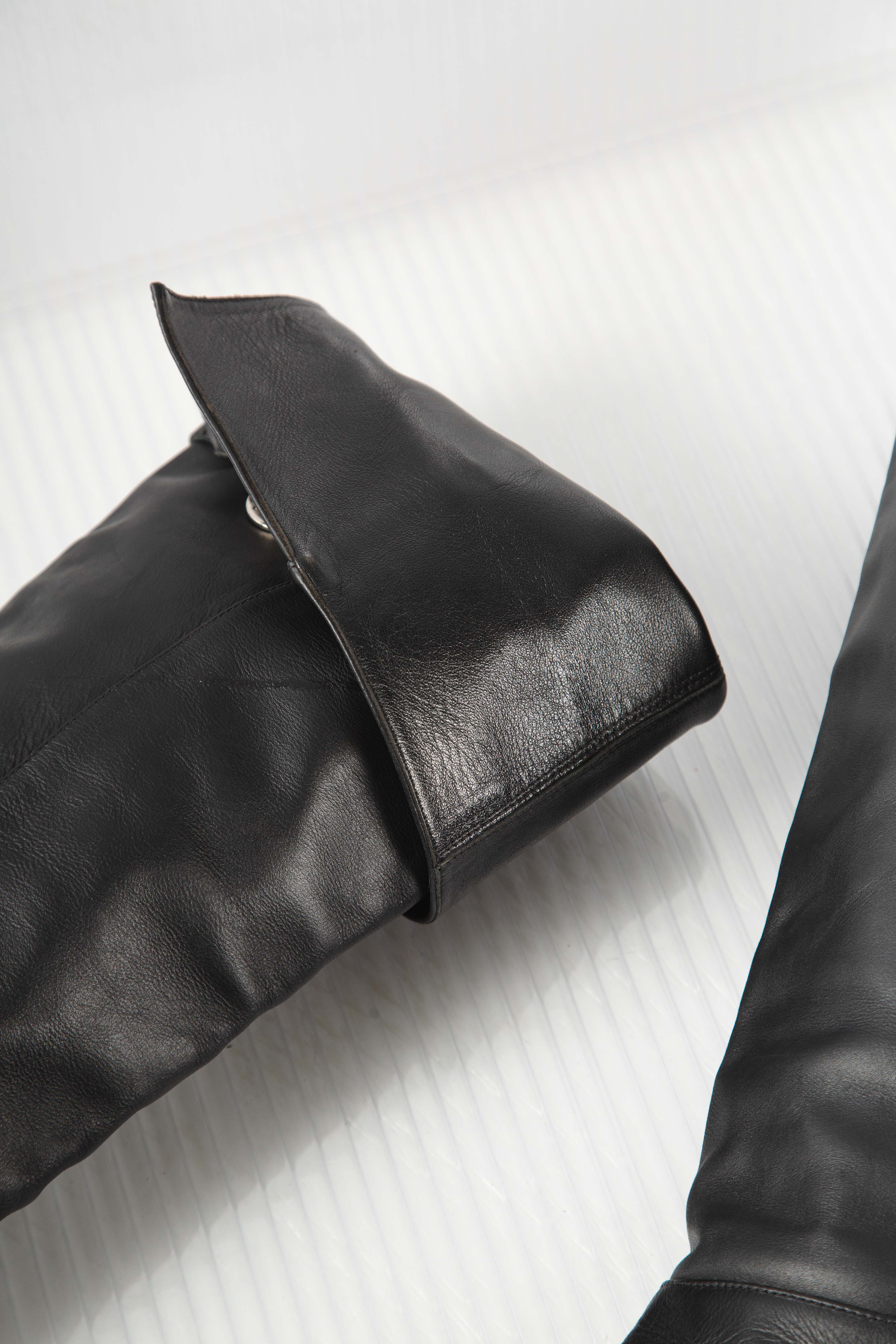 KNEE-HIGH BLACK LEATHER BOOTS