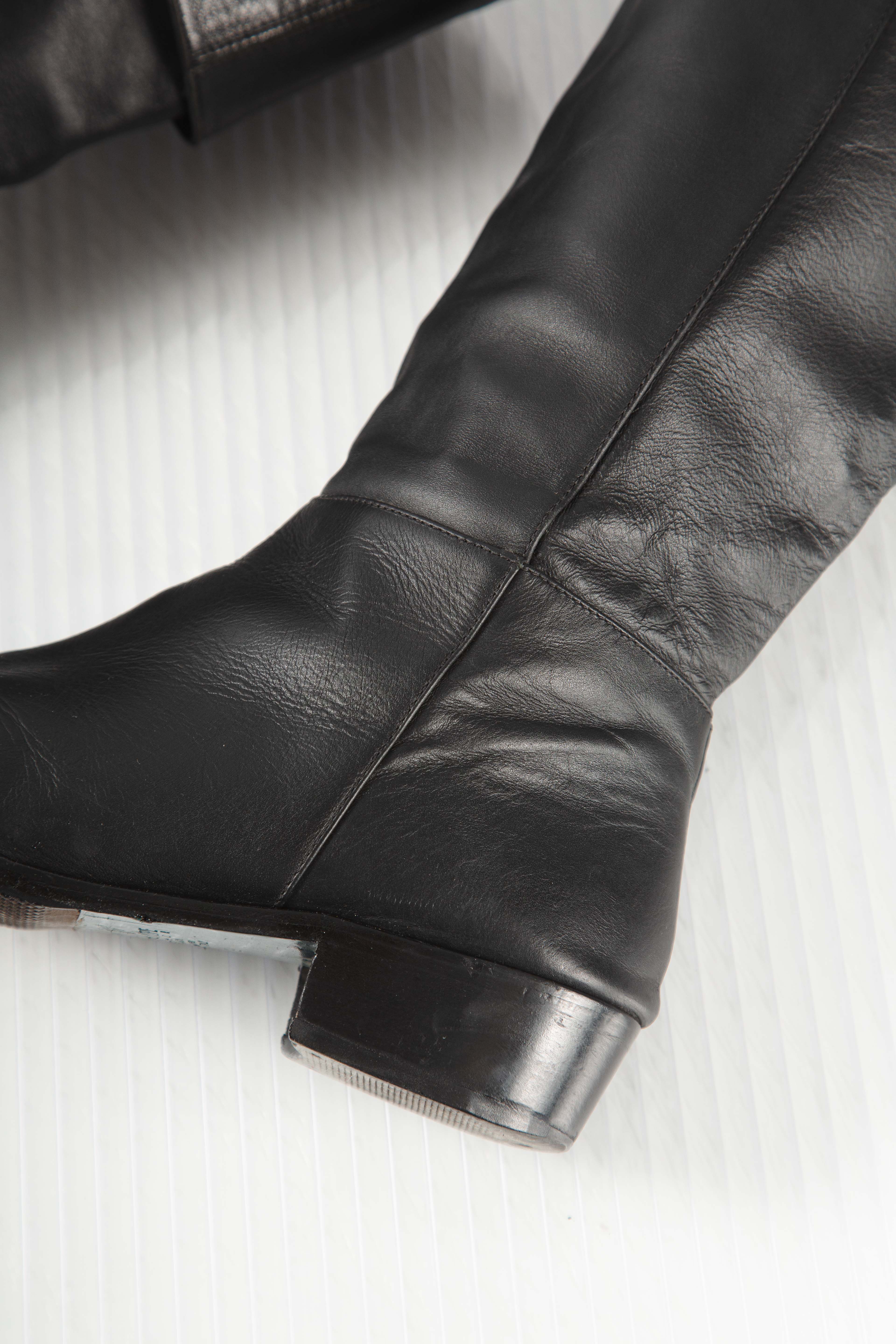 KNEE-HIGH BLACK LEATHER BOOTS