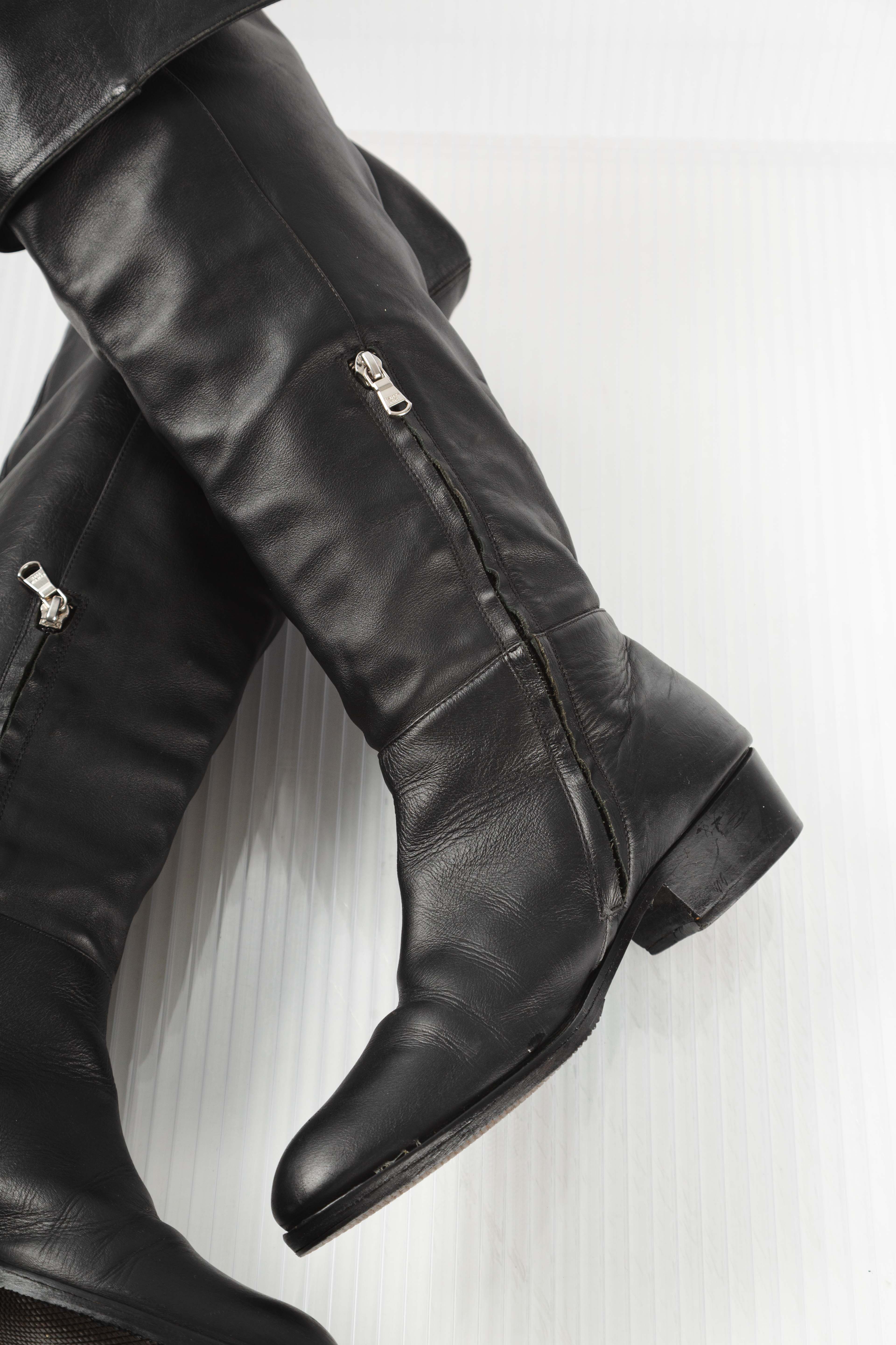 KNEE-HIGH BLACK LEATHER BOOTS