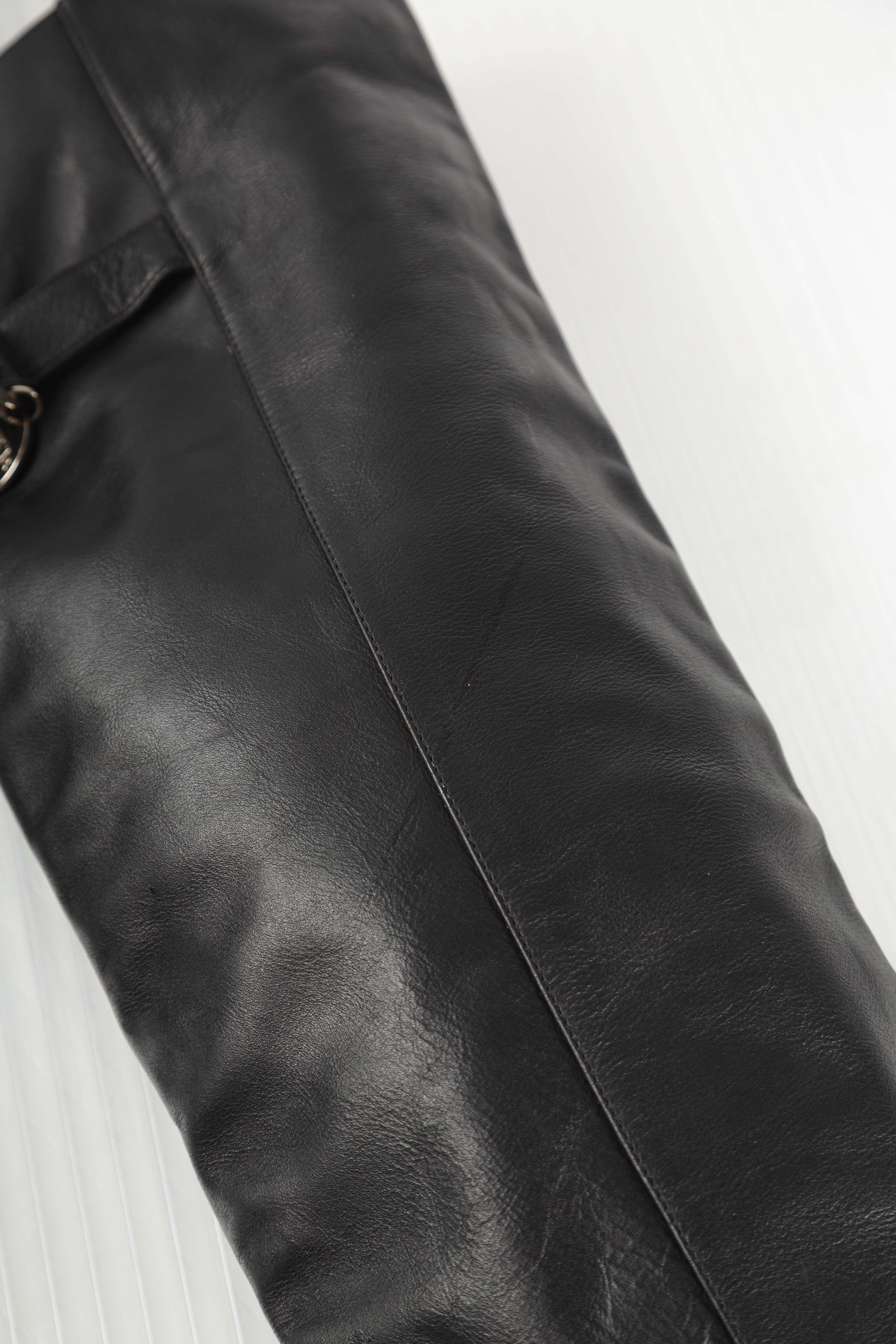 KNEE-HIGH BLACK LEATHER BOOTS