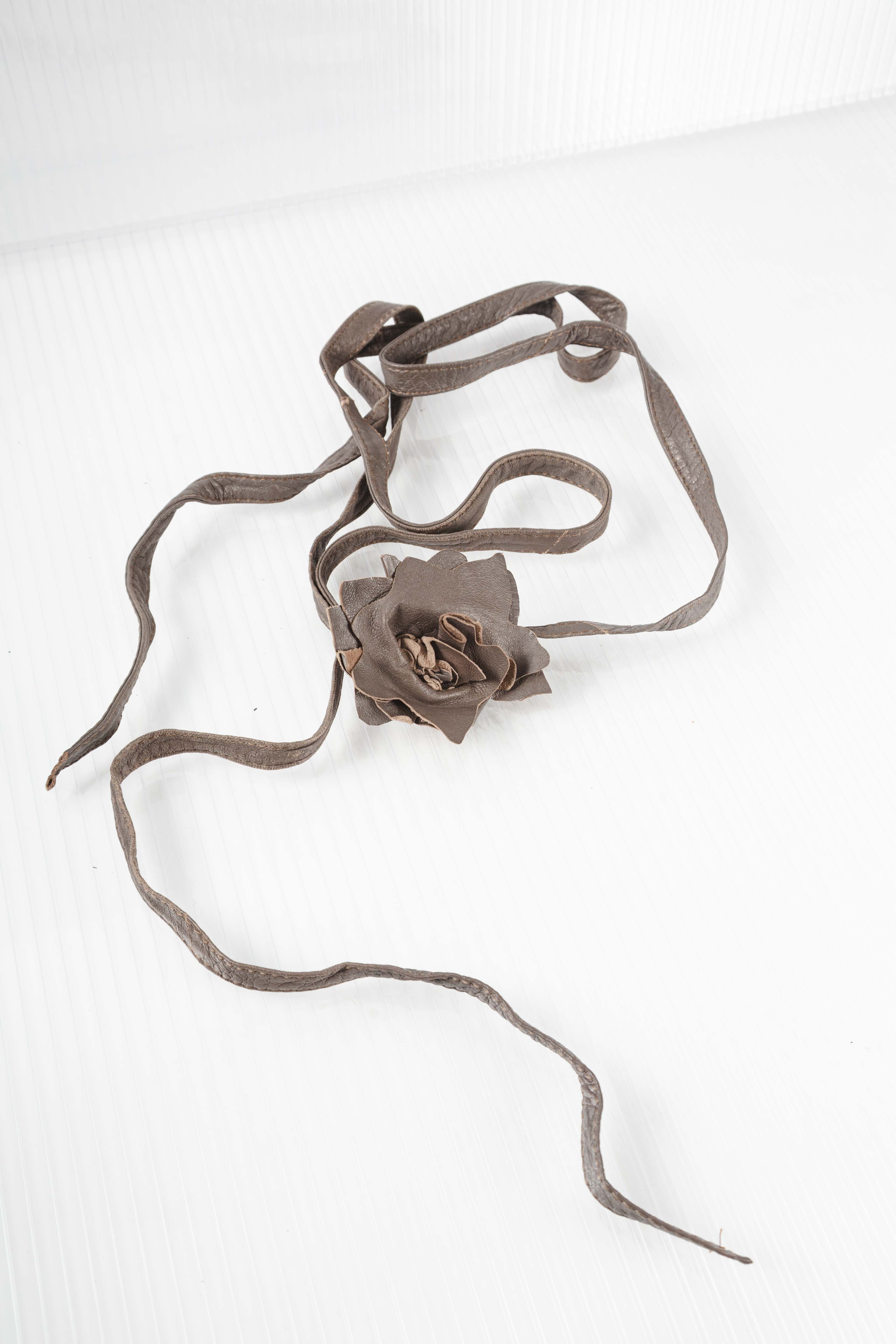 BROWN LEATHER FLOWER CHOCKER\BELT