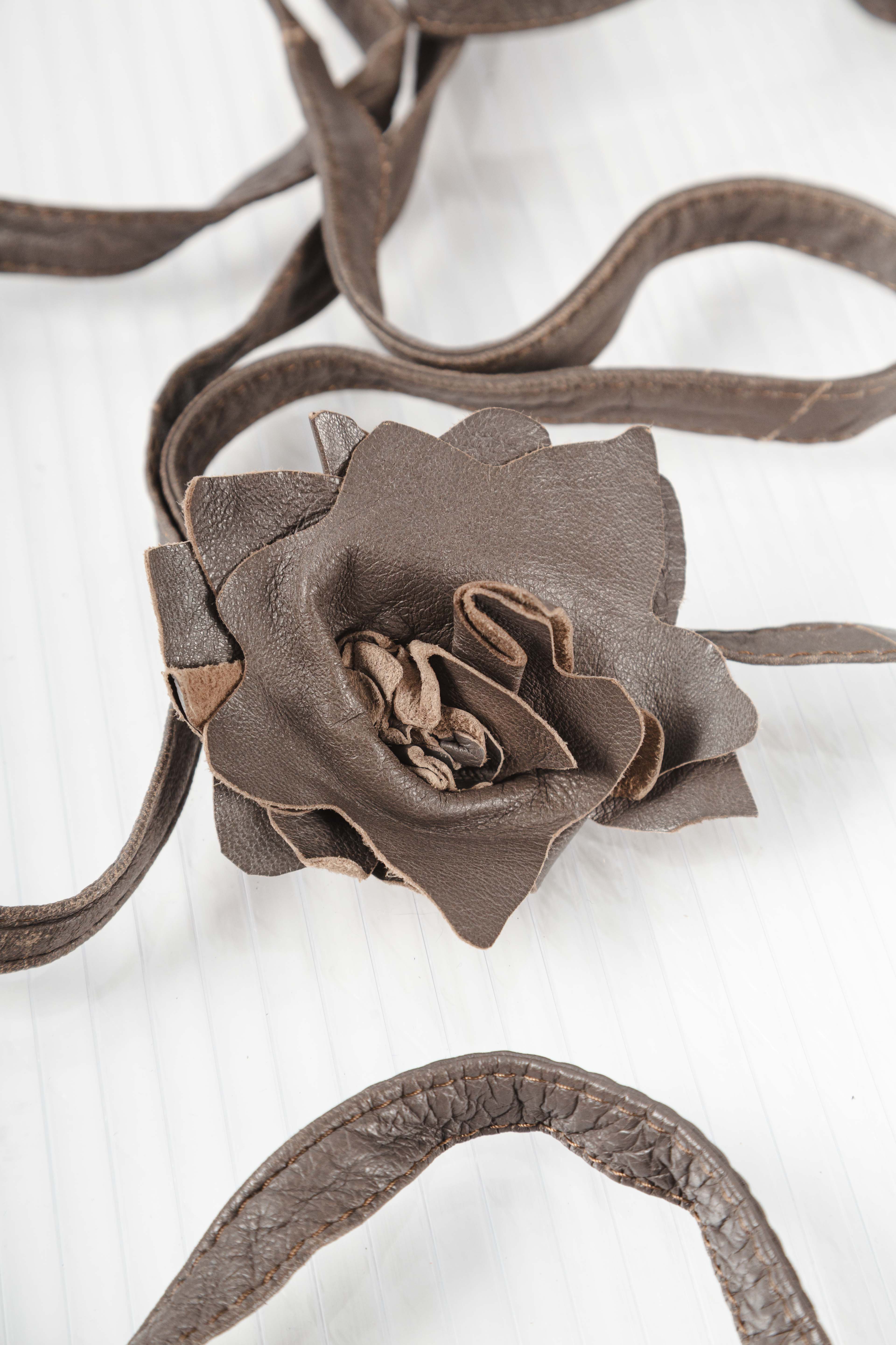 BROWN LEATHER FLOWER CHOCKER\BELT