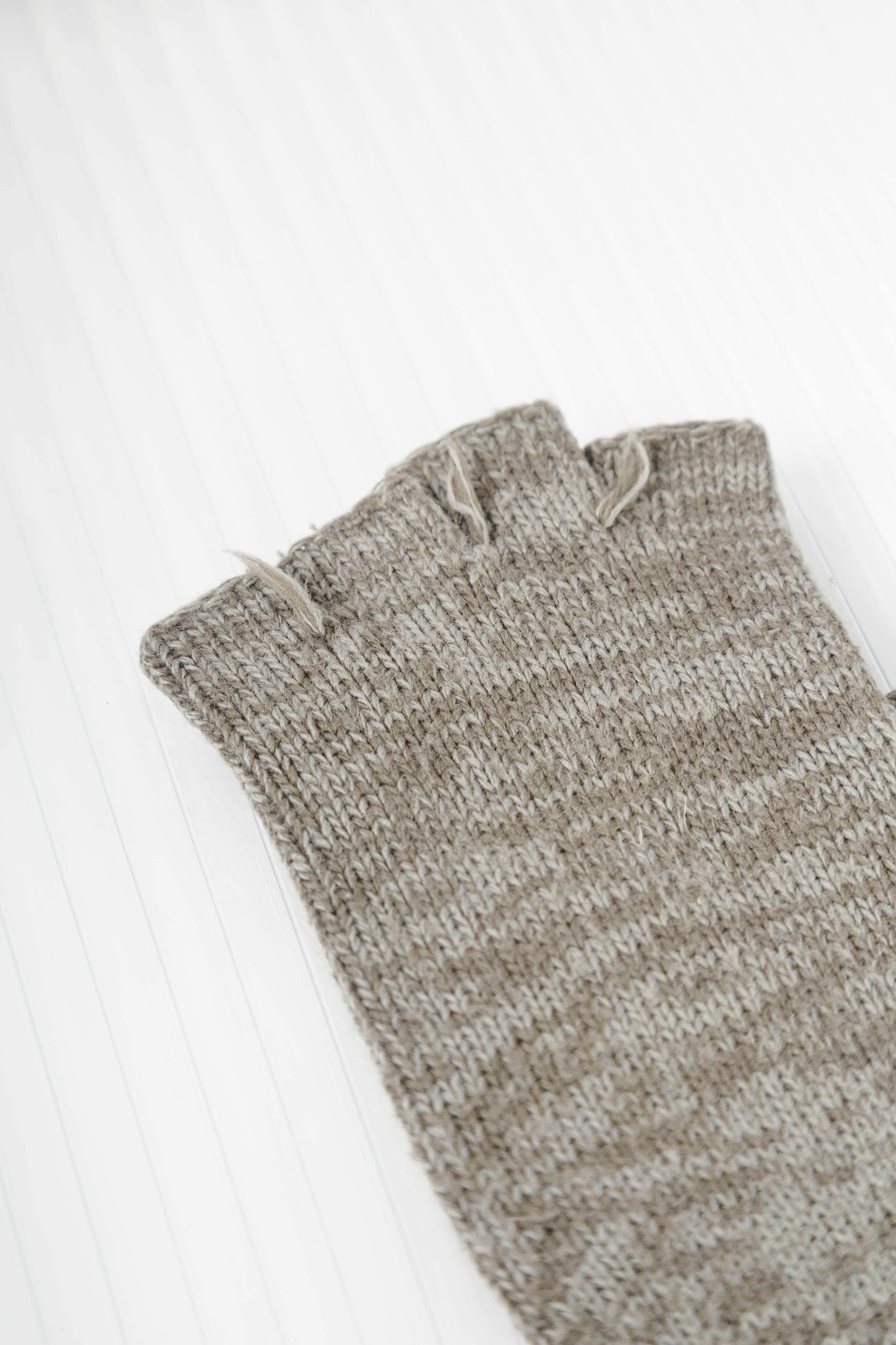 GREY DISTRESSED FINGERS GLOVES