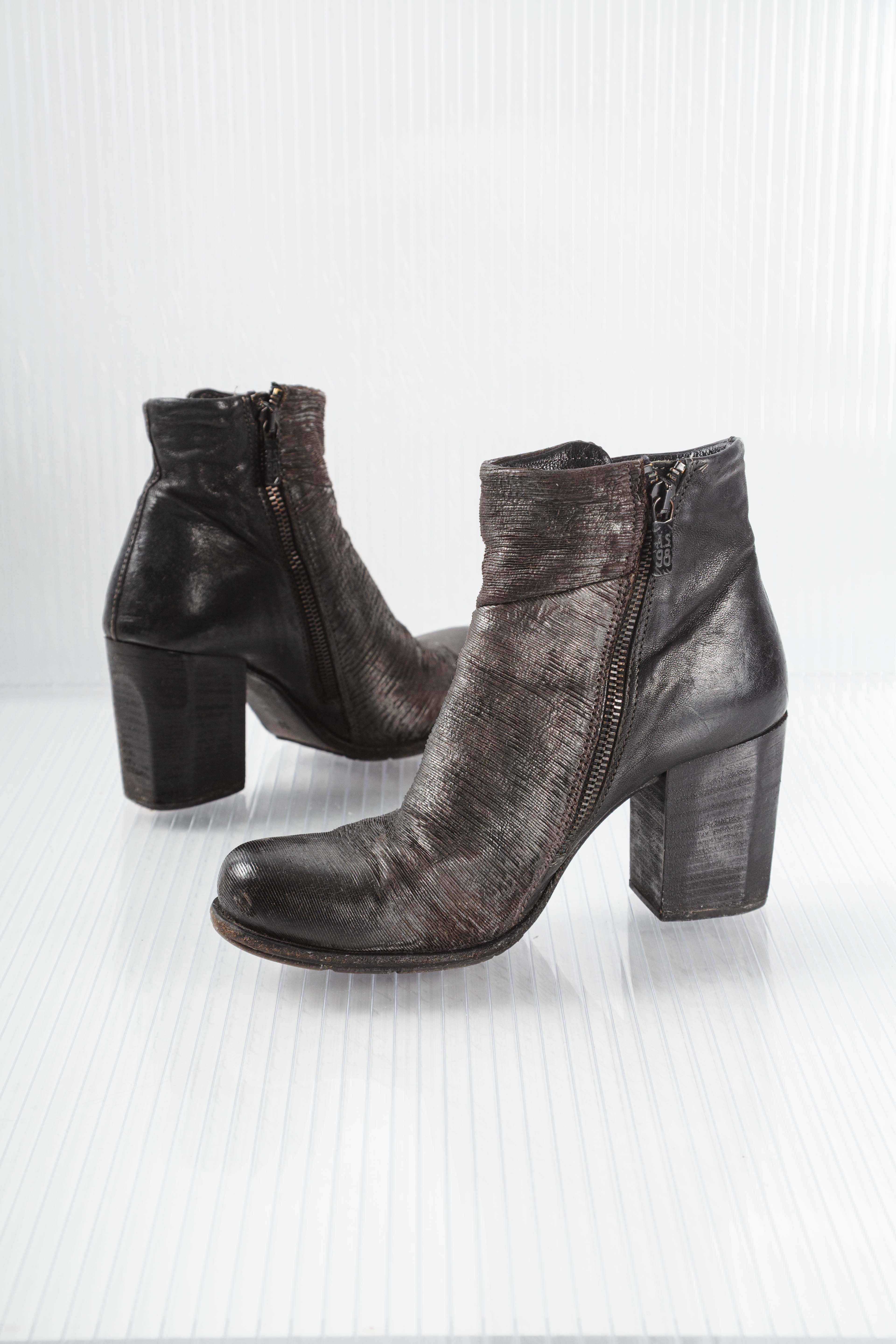 DARK GREY DISTRESSED BOOTS