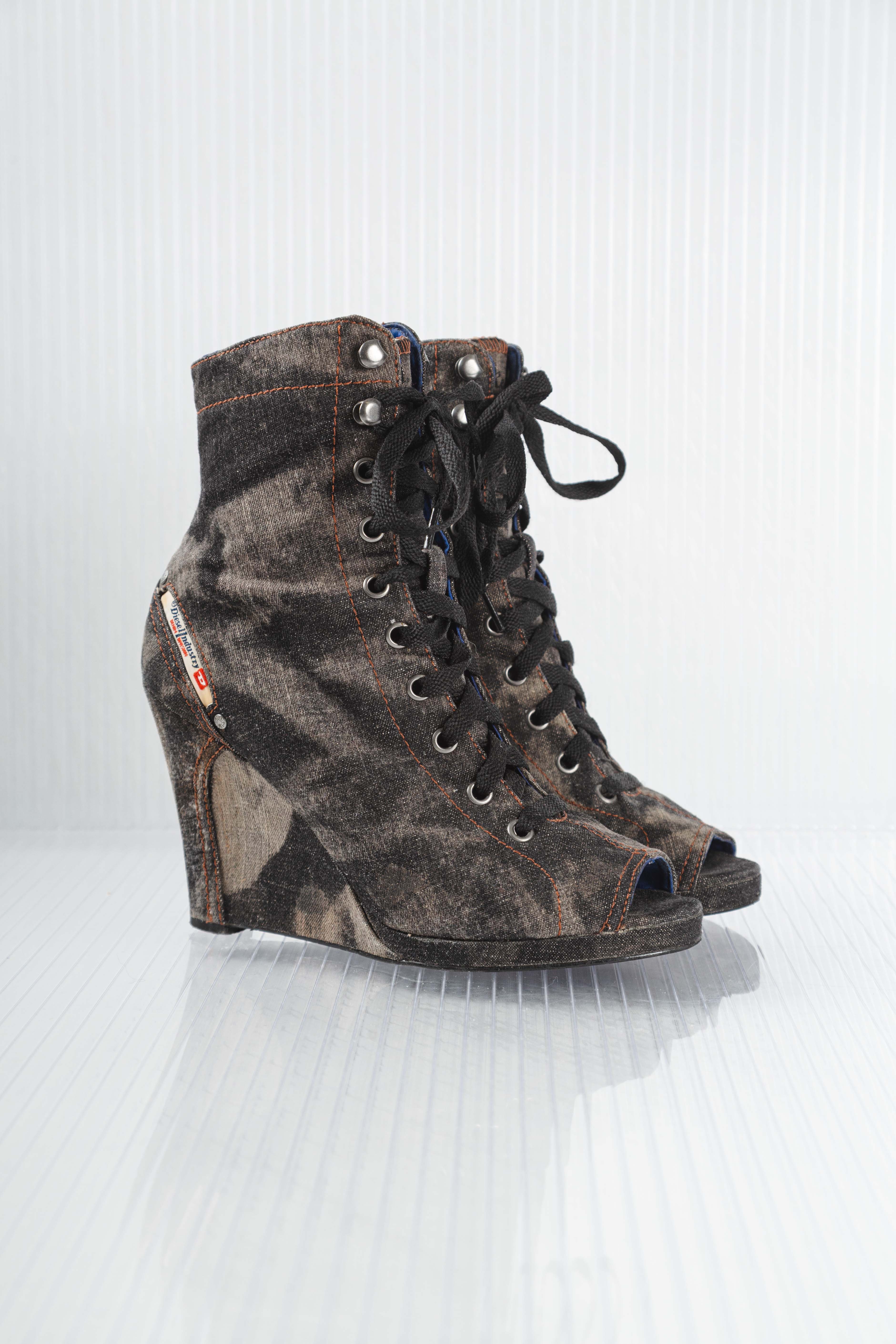 OPEN TOE LACED WEDGES