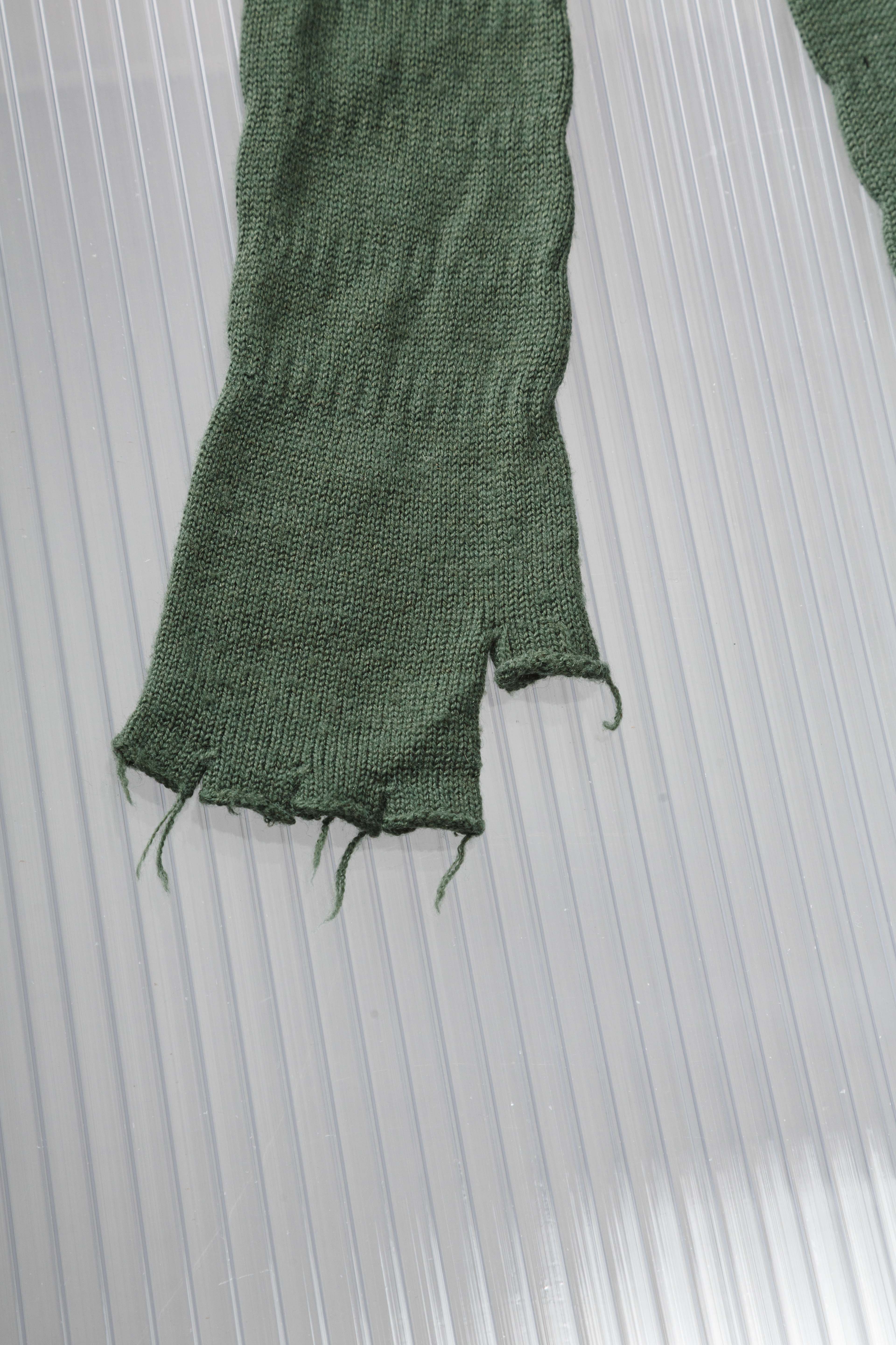 GREEN DISTRESSED GLOVES