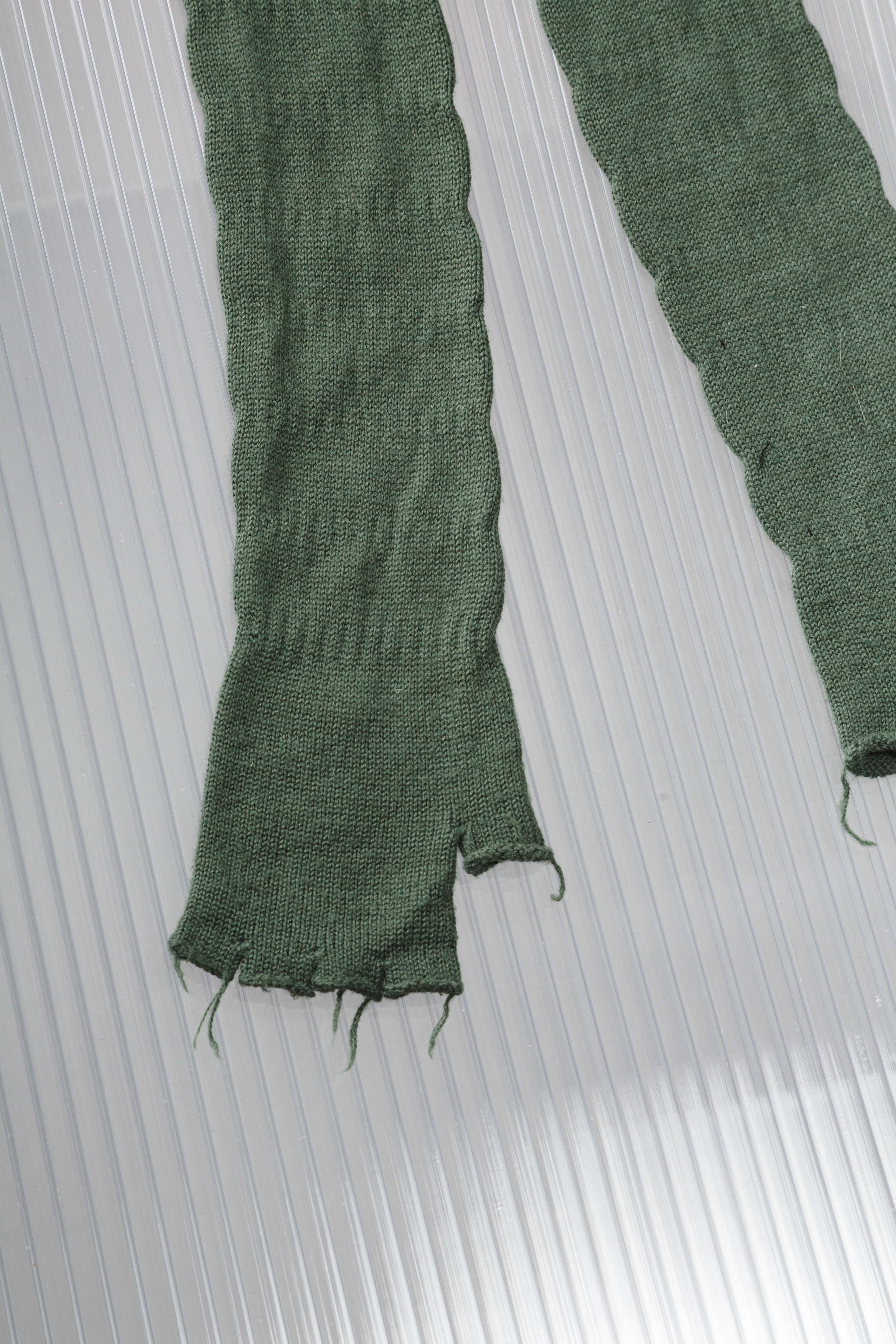 GREEN DISTRESSED GLOVES