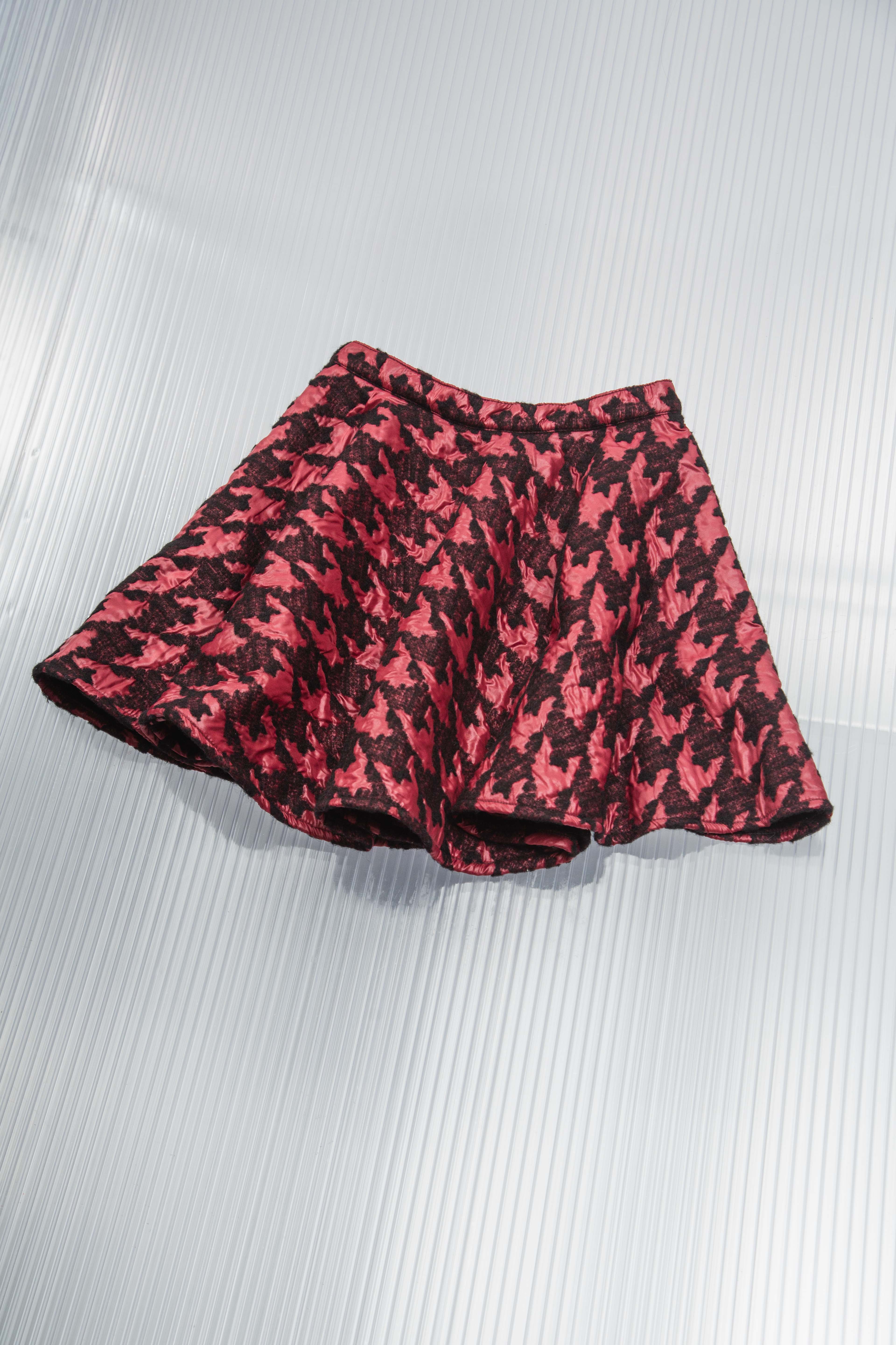 HOUNDSTOOTH RED GLOSSY MINI SKIRT