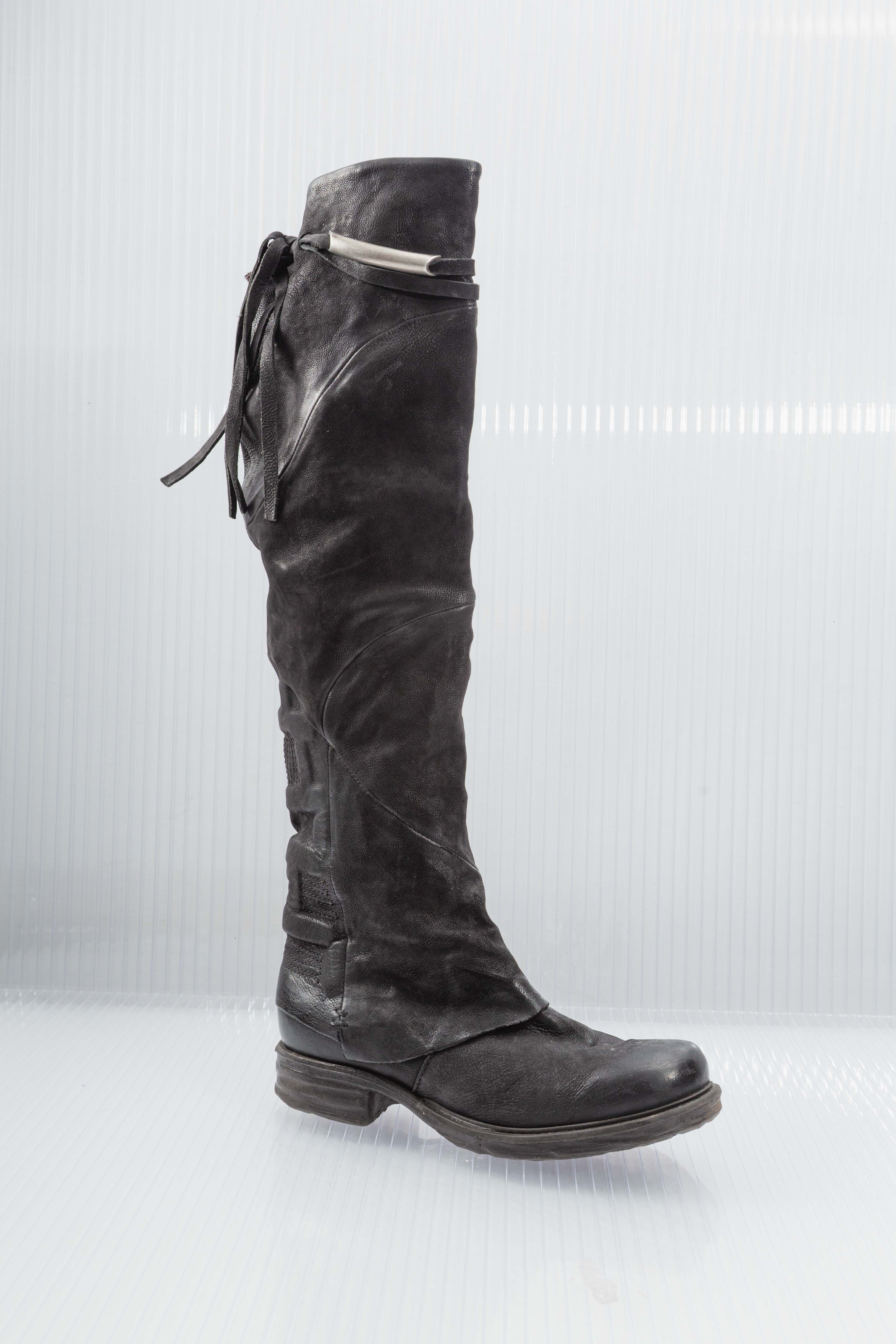 DISTRESSED BLACK KNEE-HIGH BOOTS
