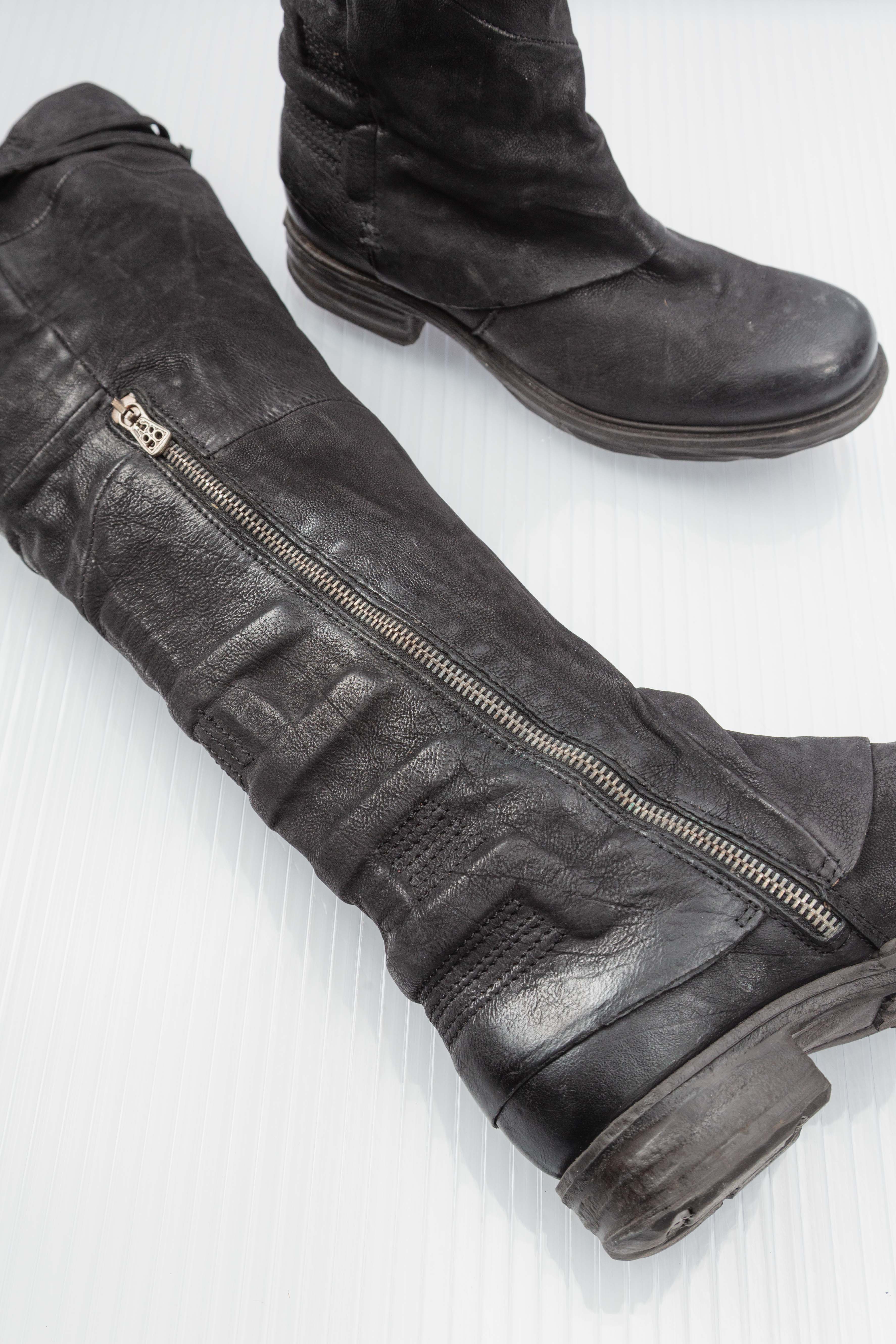 DISTRESSED BLACK KNEE-HIGH BOOTS