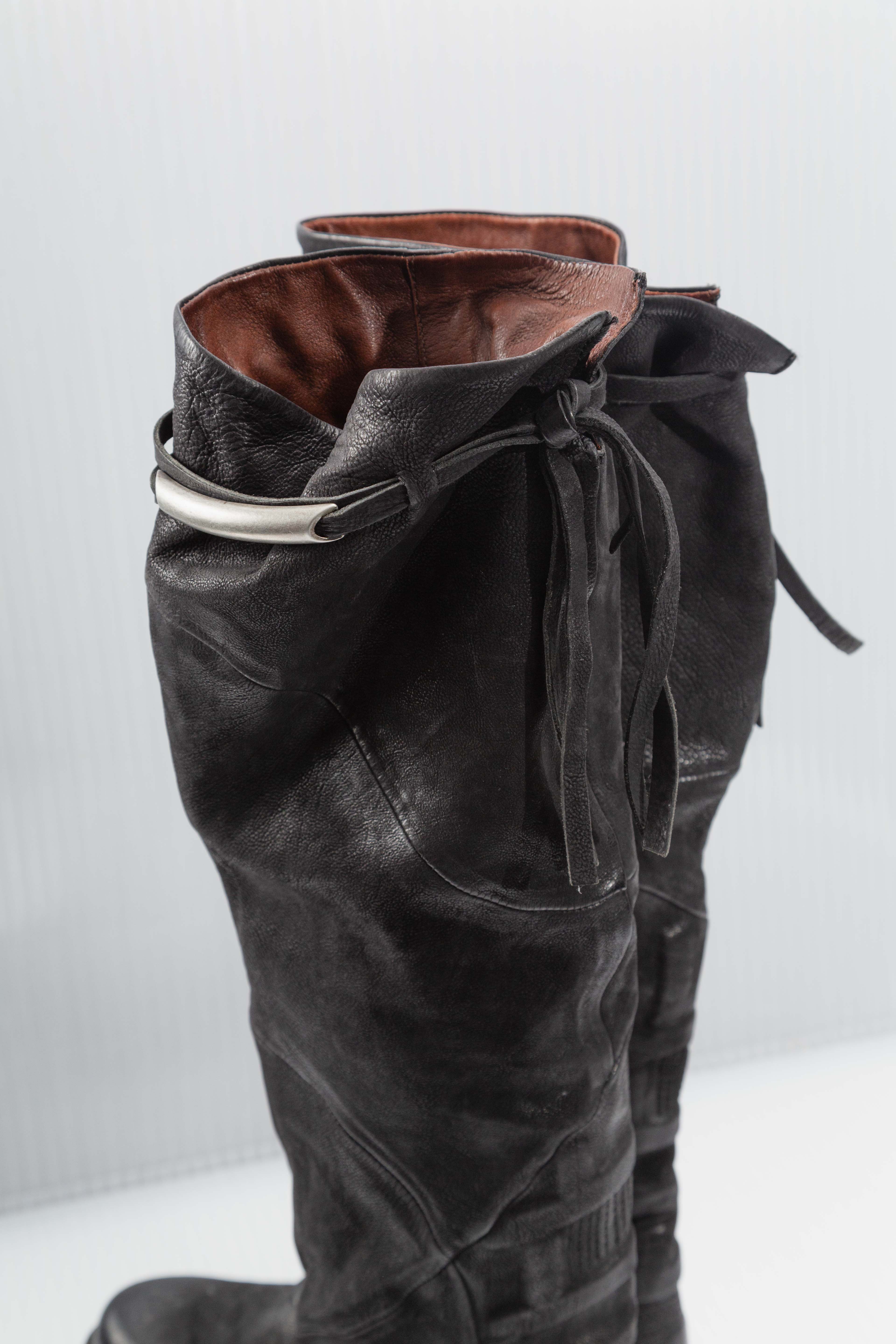 DISTRESSED BLACK KNEE-HIGH BOOTS