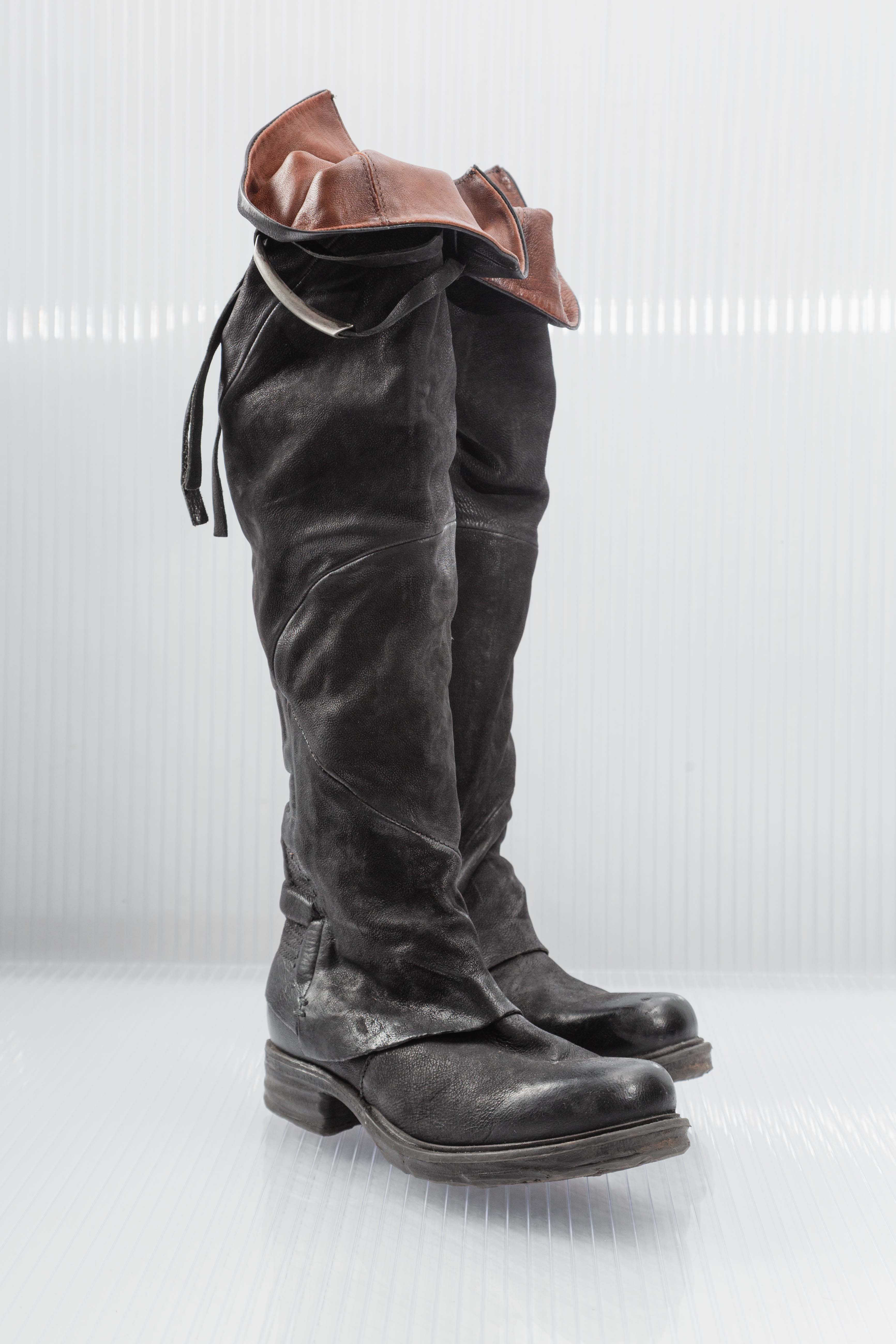 DISTRESSED BLACK KNEE-HIGH BOOTS