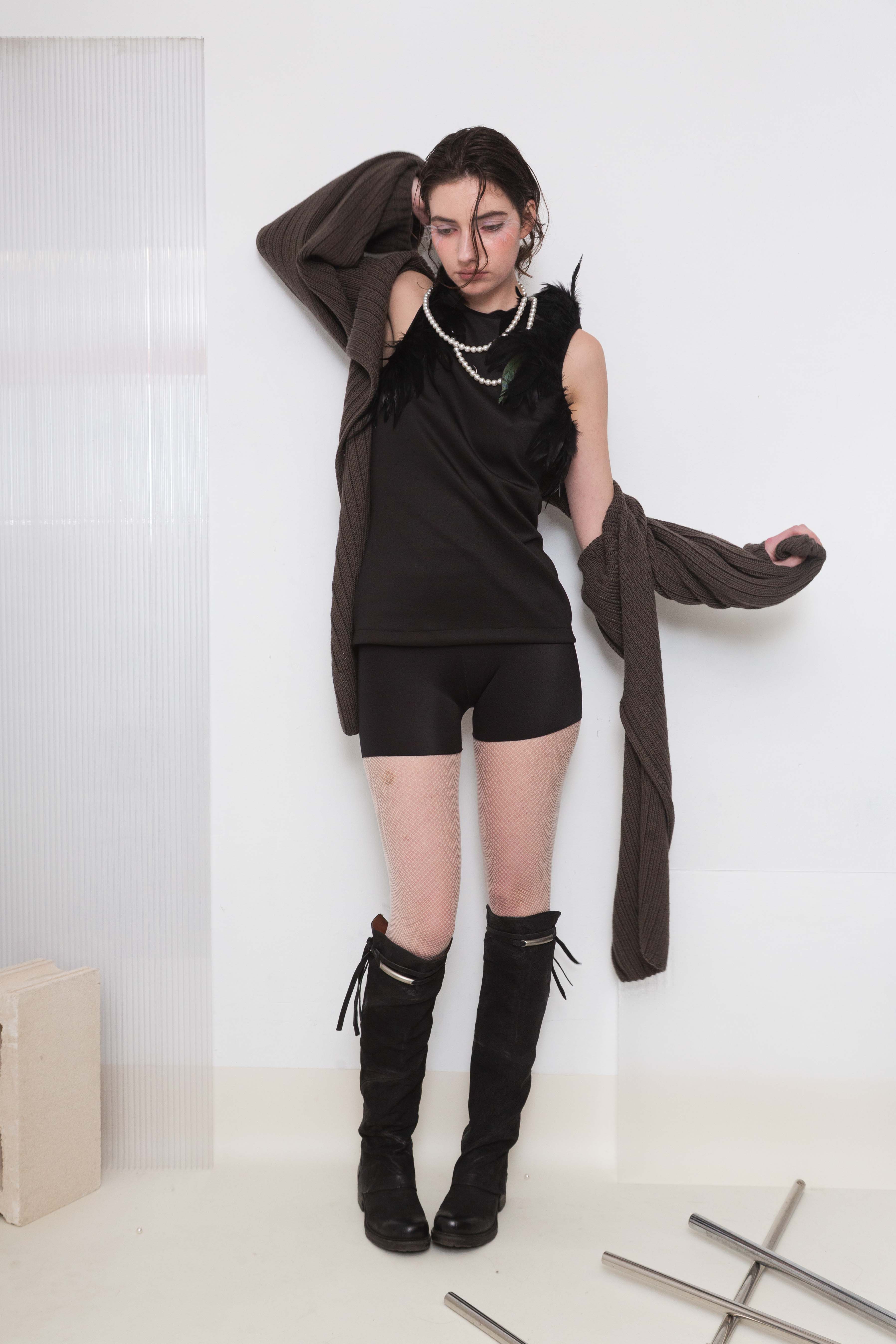 BLACK FEATHERS STRETCH TOP