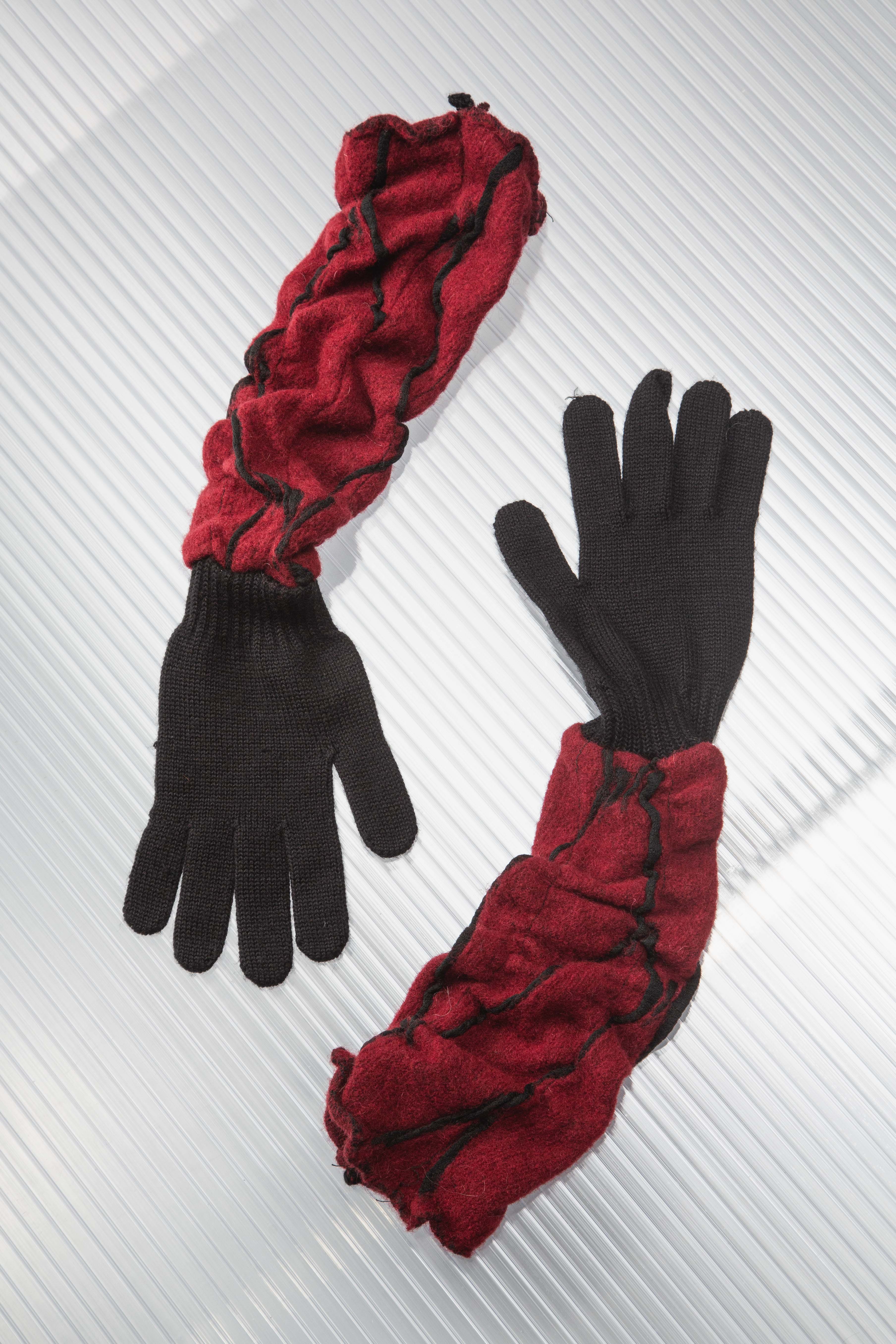 RUCHED RED KNIT GLOVES