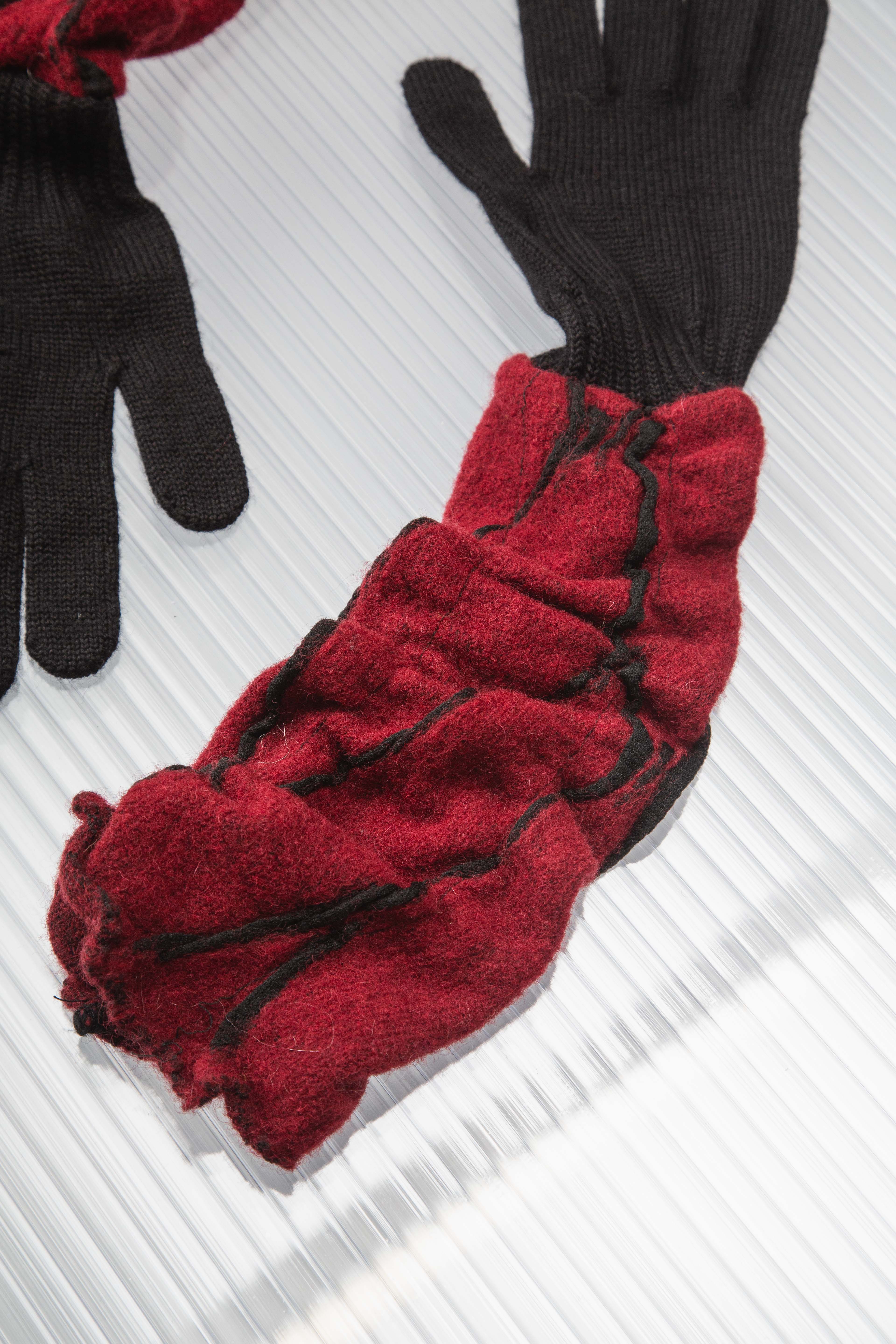 RUCHED RED KNIT GLOVES
