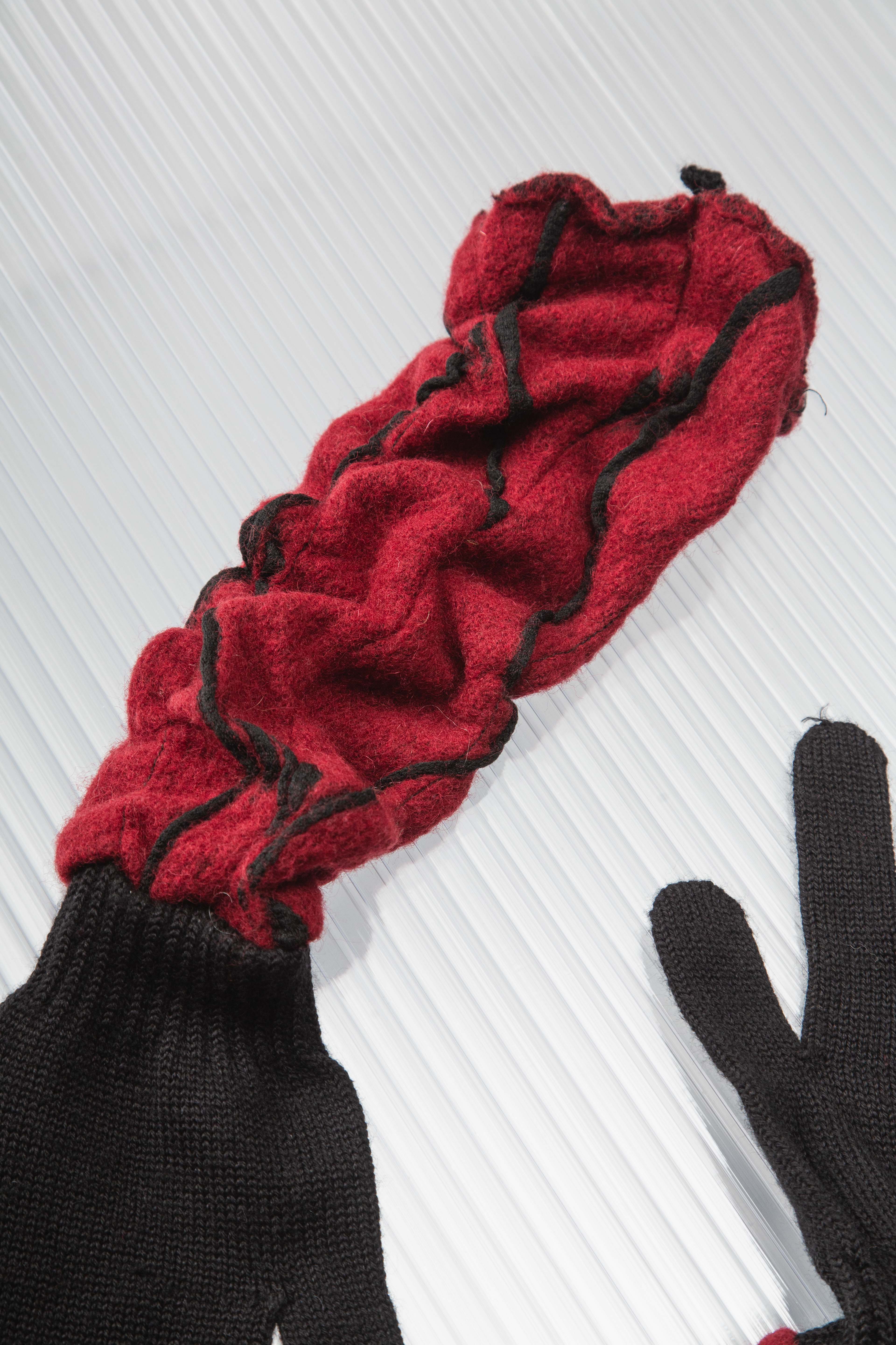 RUCHED RED KNIT GLOVES