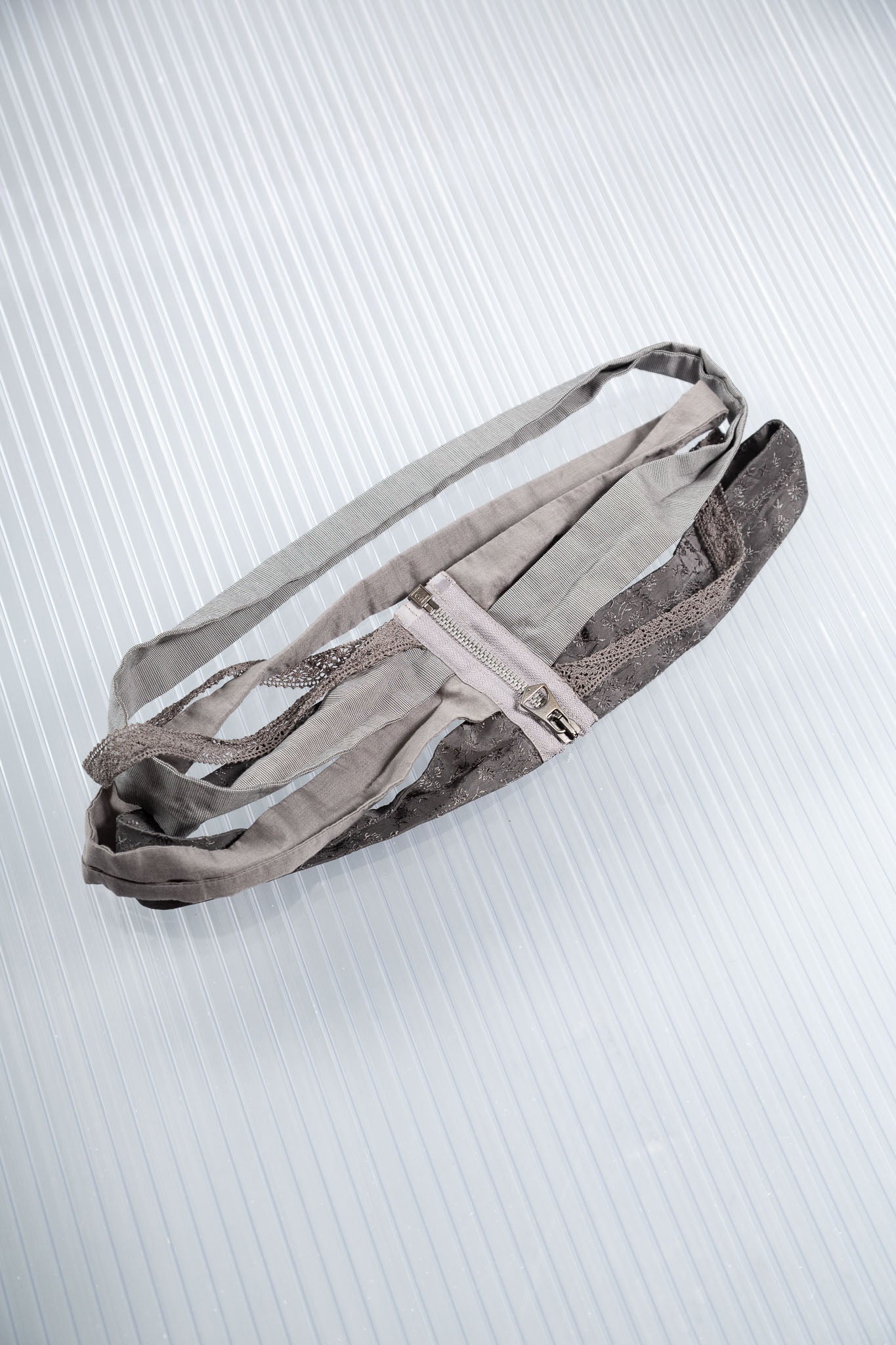 LACED GREY ZIPPED BELT