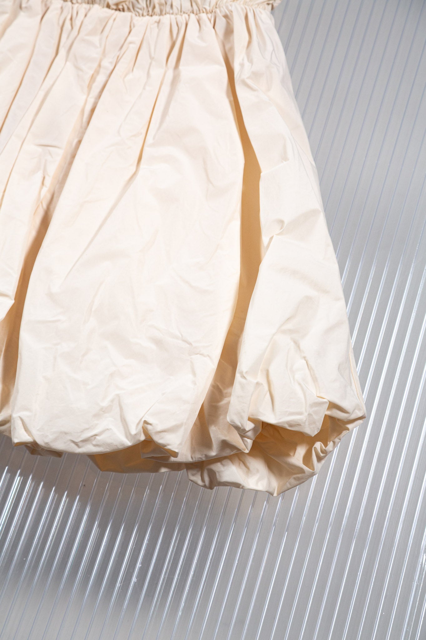 VOLUMINOUS BUBBLED CRERAM MINI SKIRT