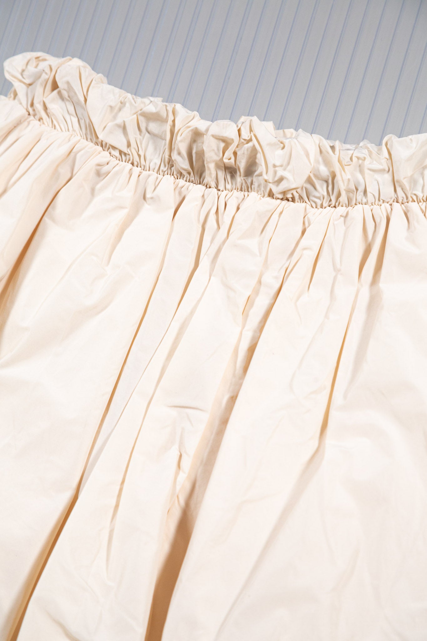 VOLUMINOUS BUBBLED CRERAM MINI SKIRT
