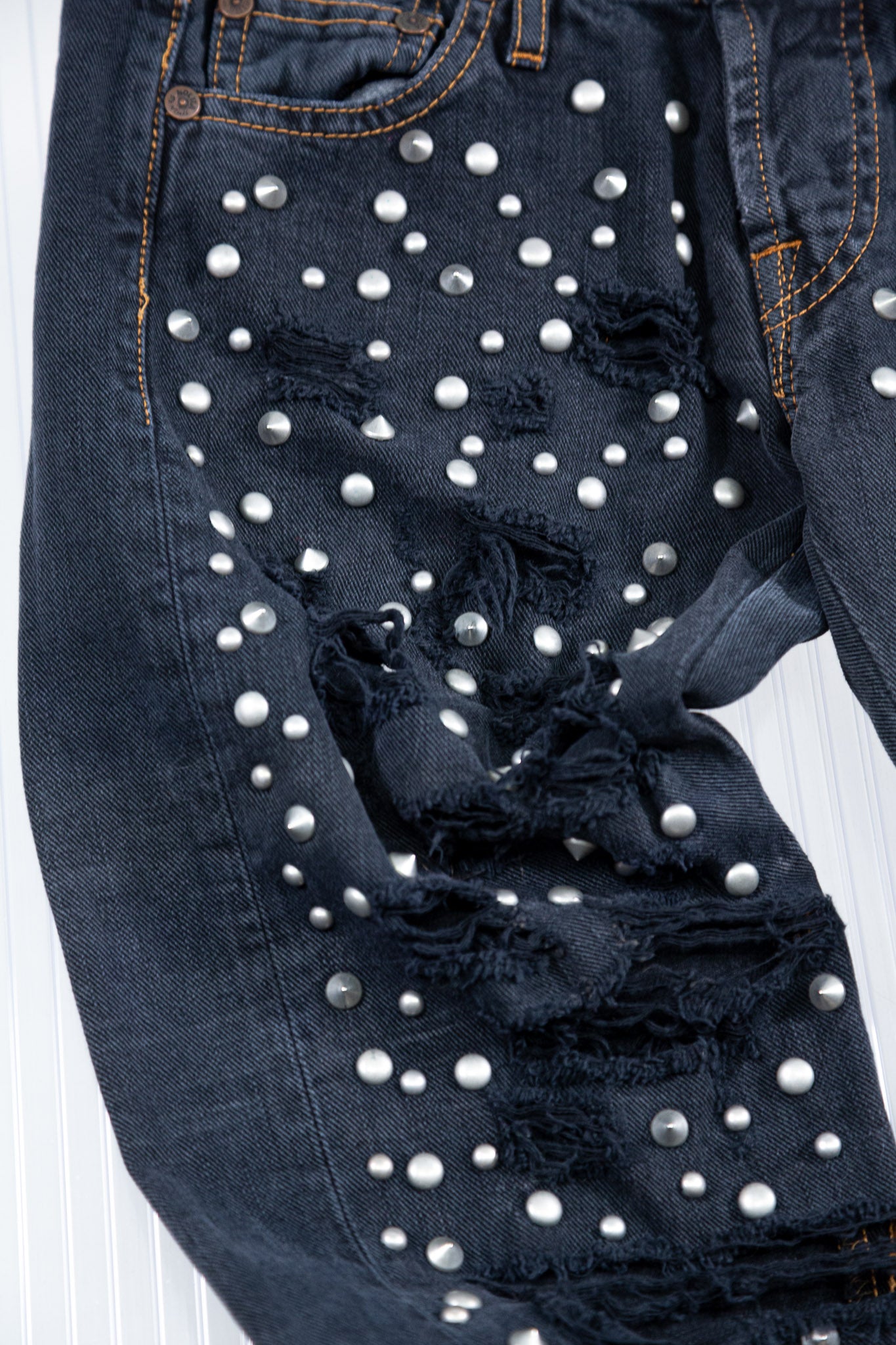 DISTRESSED SILVER STUDDED CAPRI PANTS